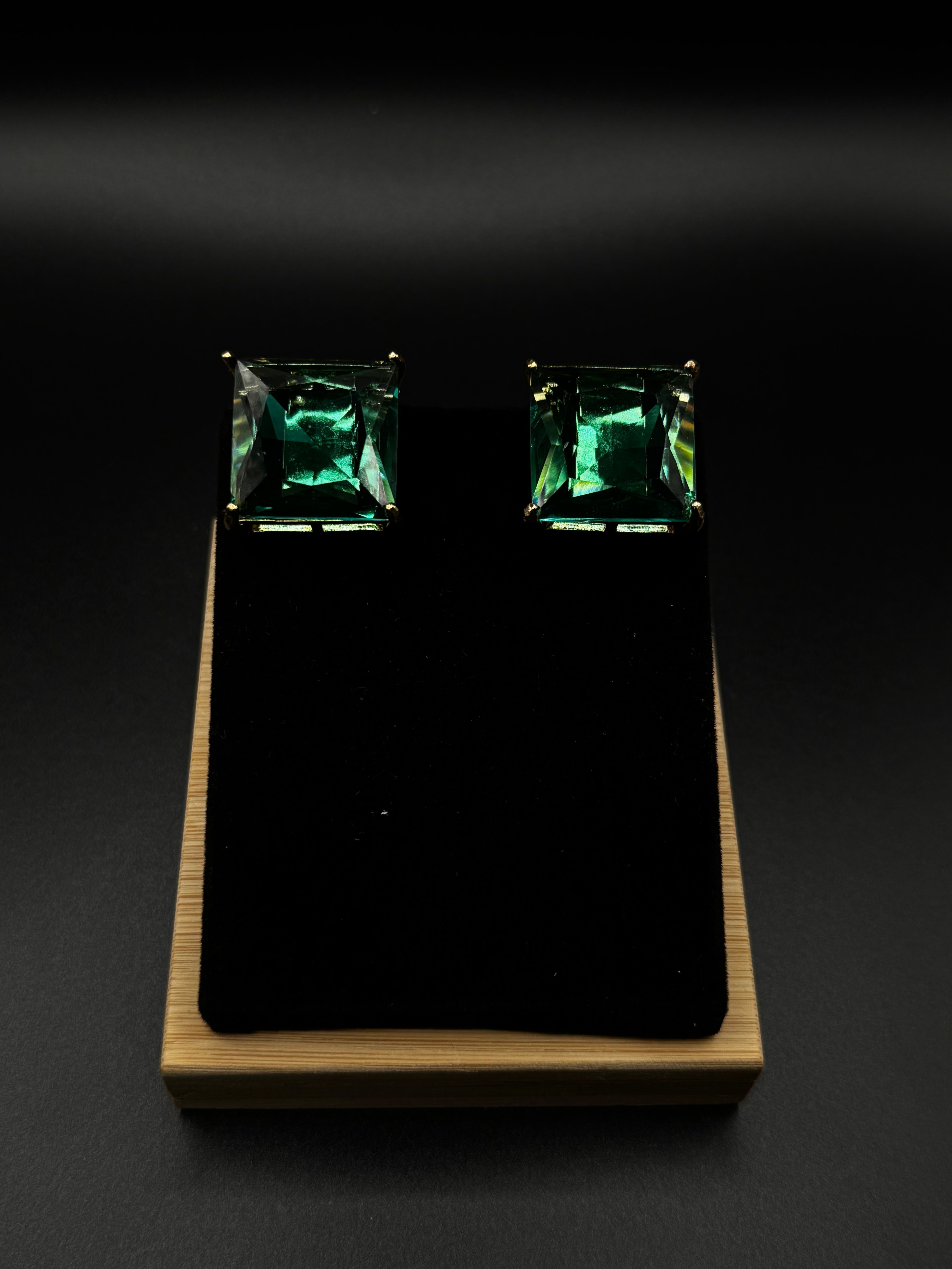 Earring in 18k gold plating with mint zirconia stone
