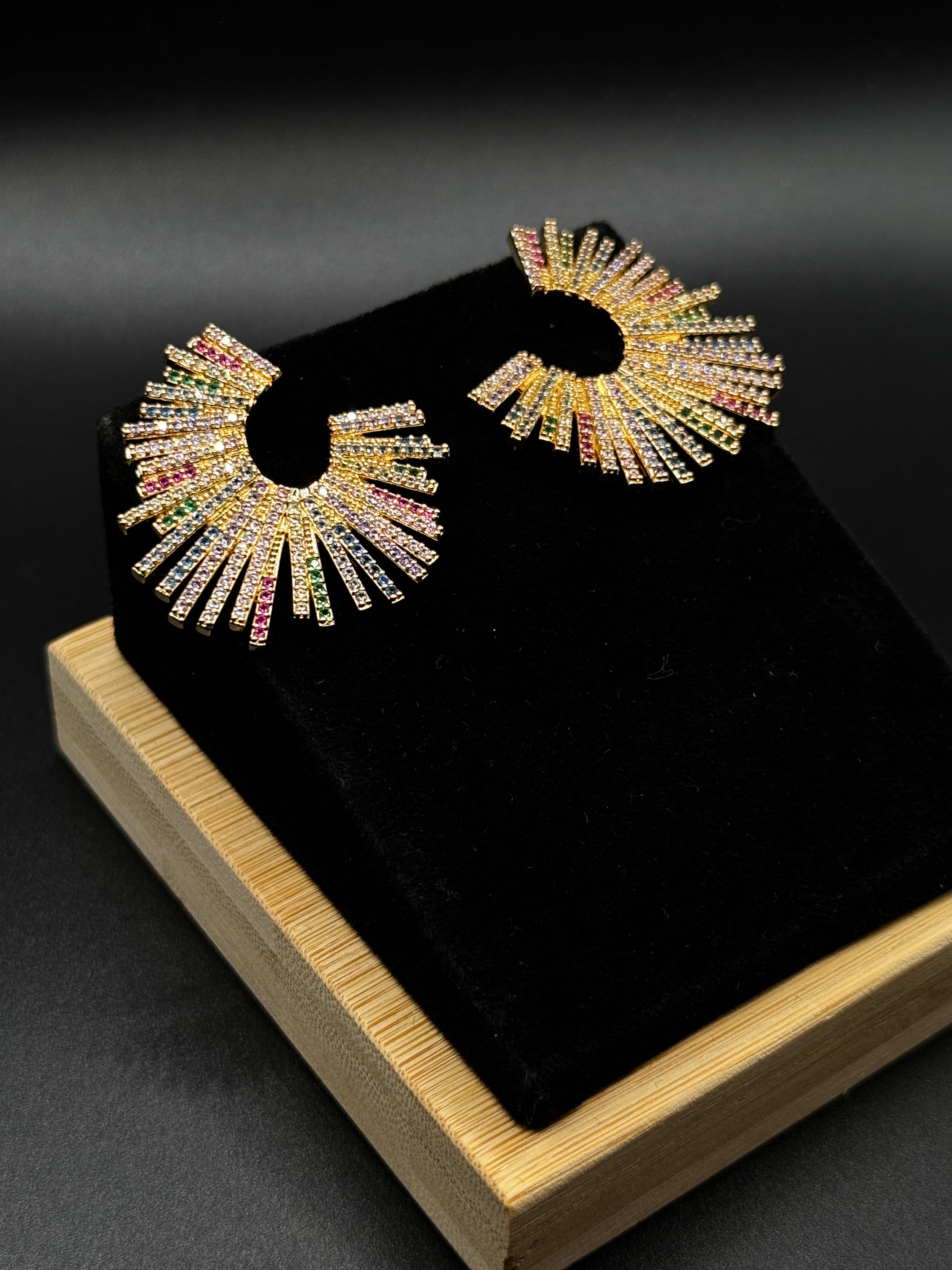 Earring plated in 18k gold, encrusted with multicolored zirconia stones