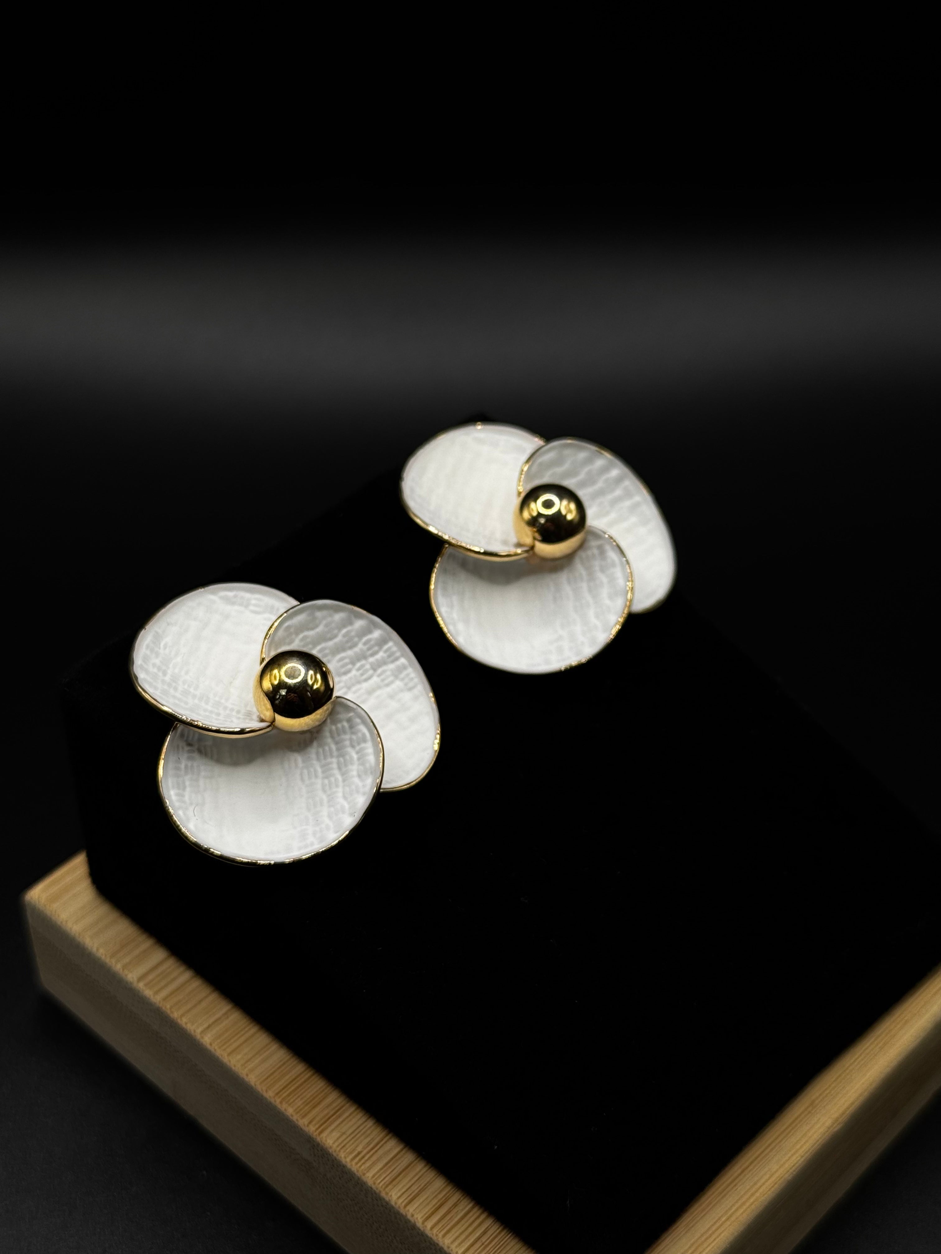 Flower earring plated in 18k gold with white resin