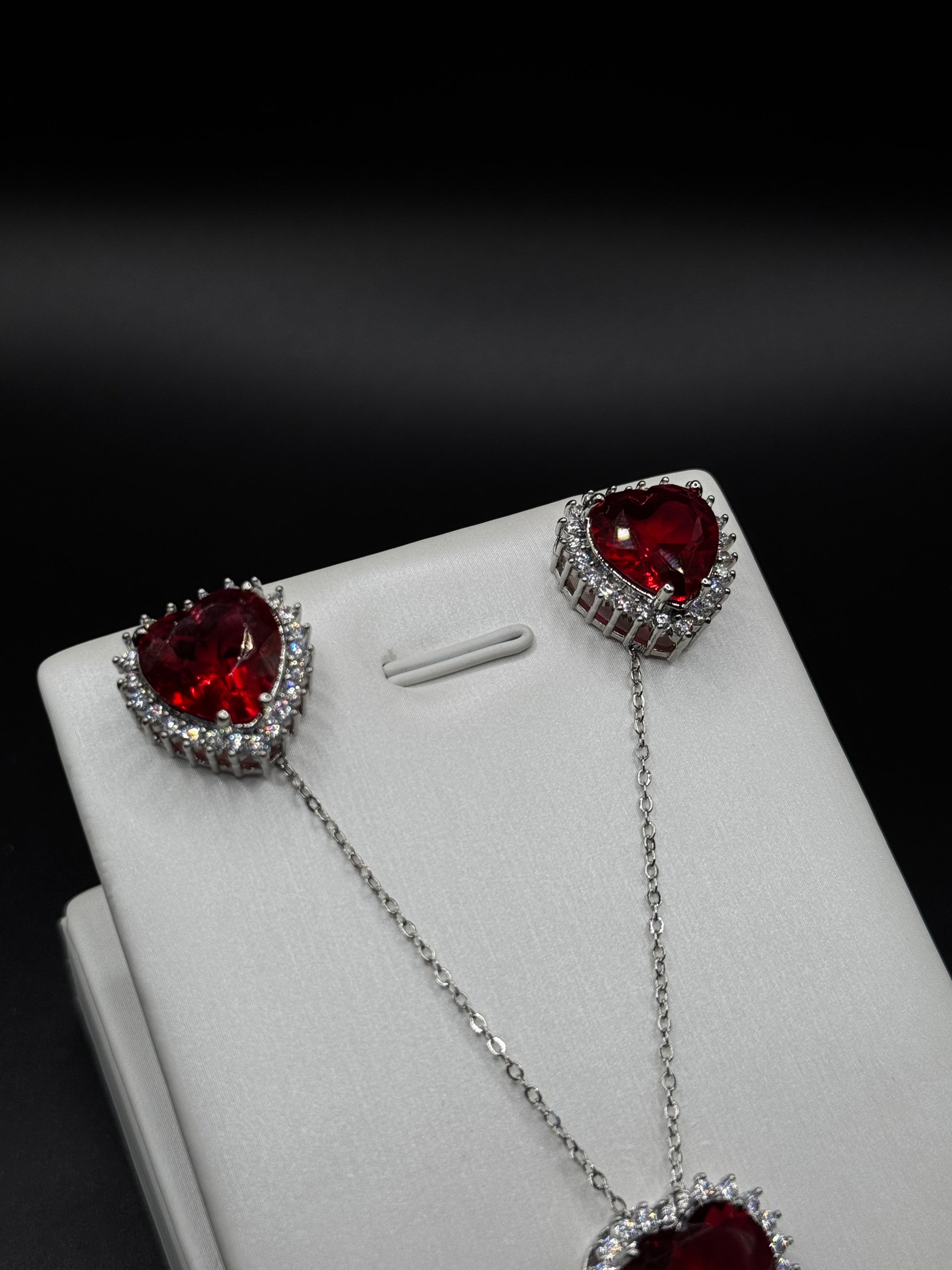 Rhodium-plated jewelry set with a heart-shaped crystal pendant
