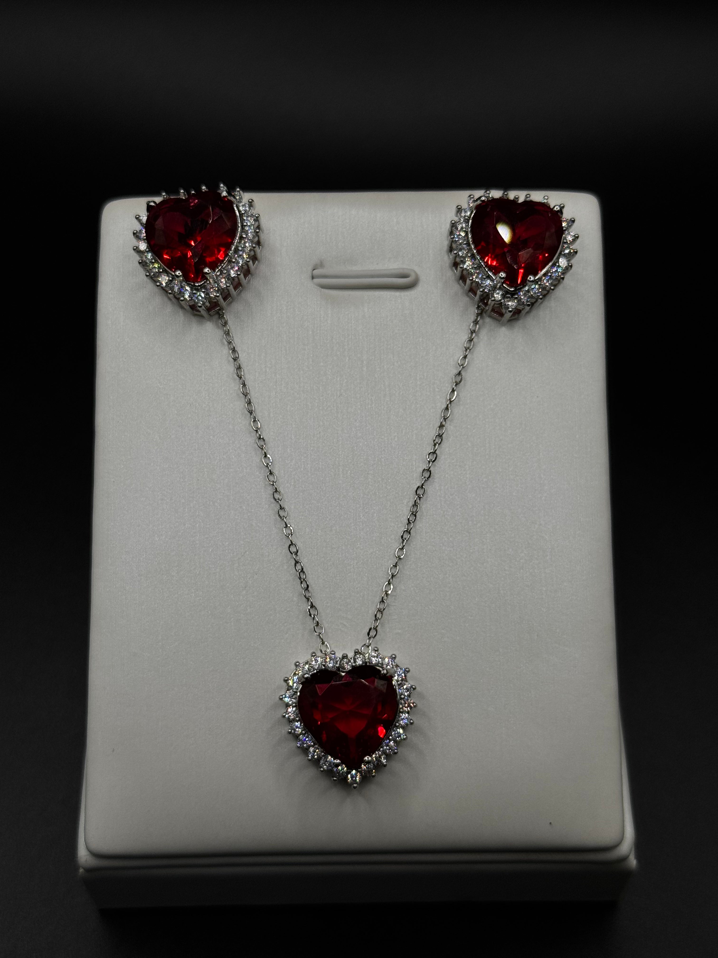 Rhodium-plated jewelry set with a heart-shaped crystal pendant