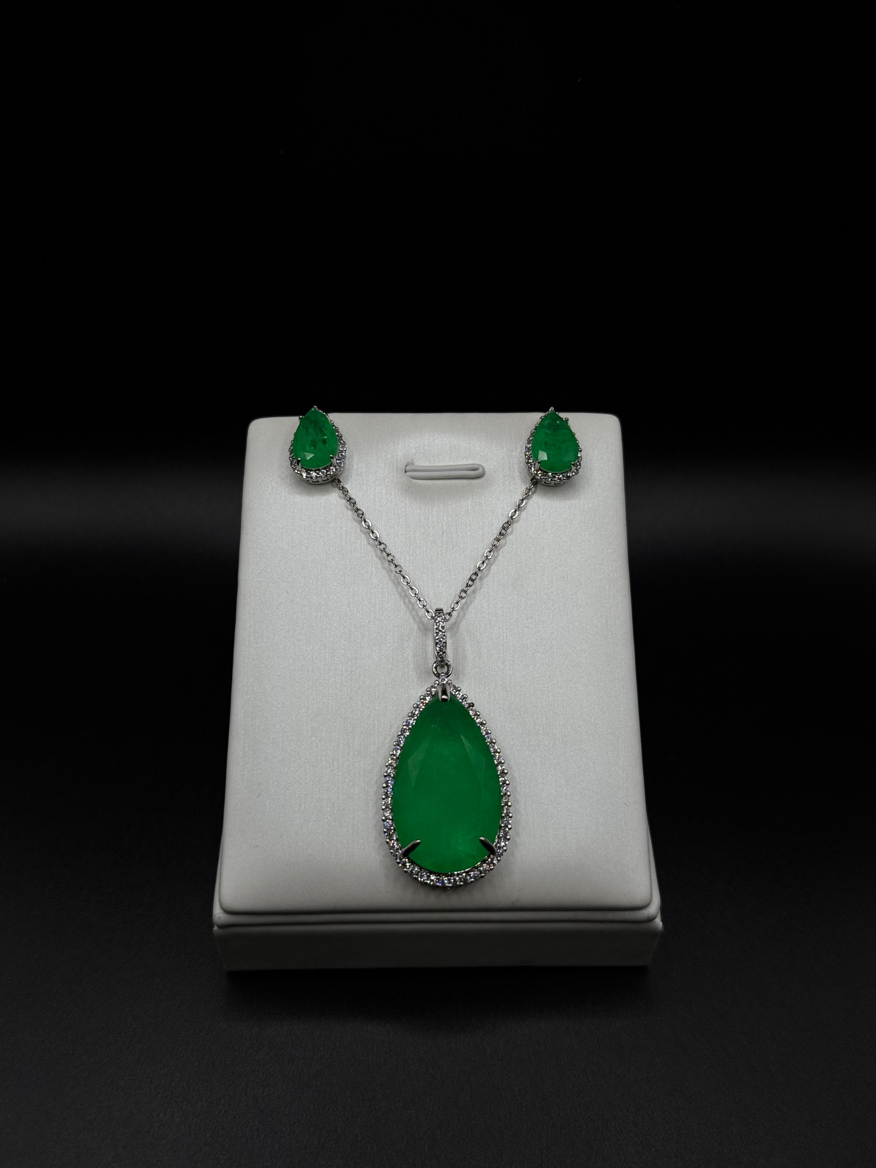 Teardrop-shaped set in rhodium plating with emerald fusion stone
