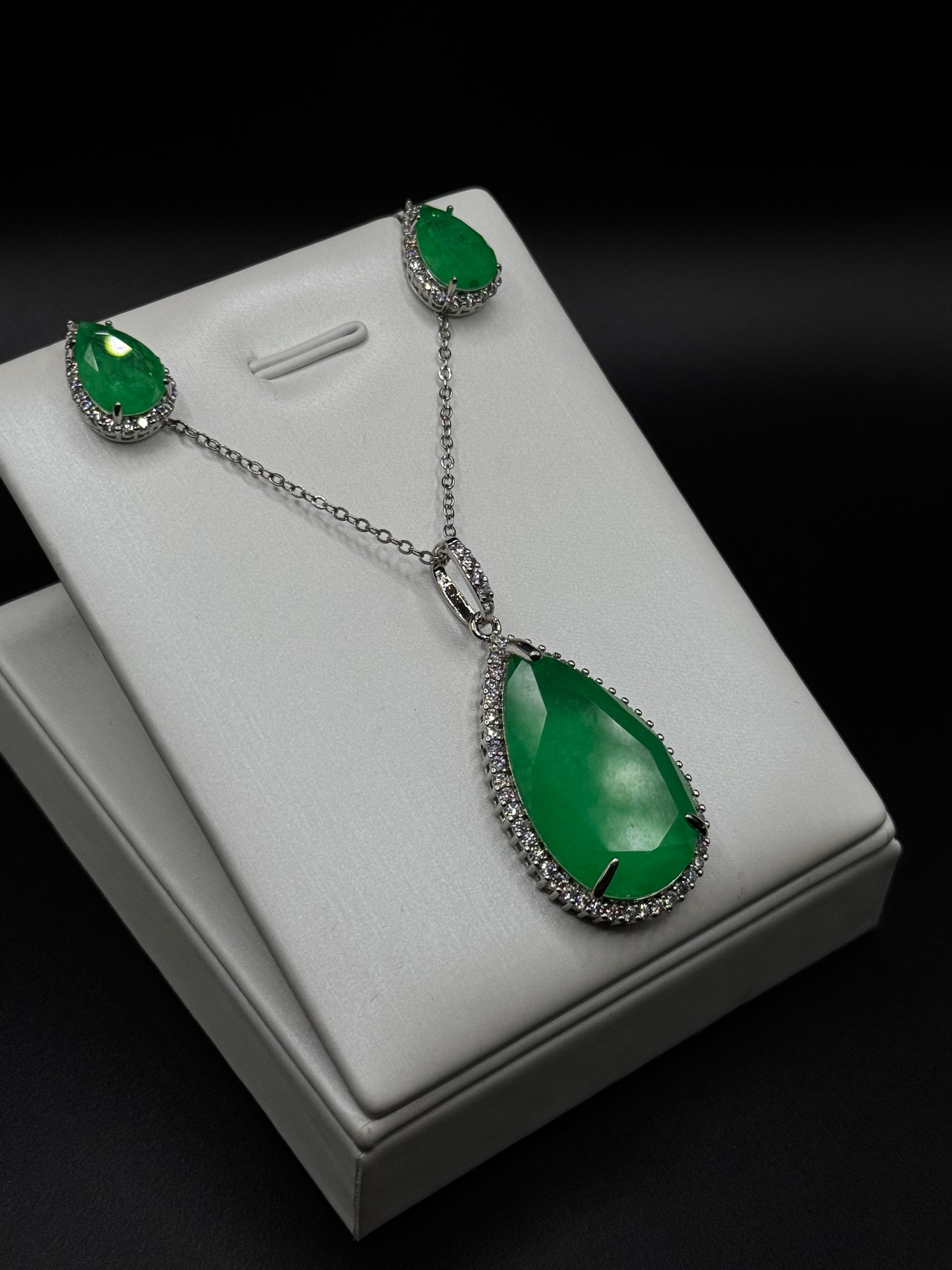 Teardrop-shaped set in rhodium plating with emerald fusion stone