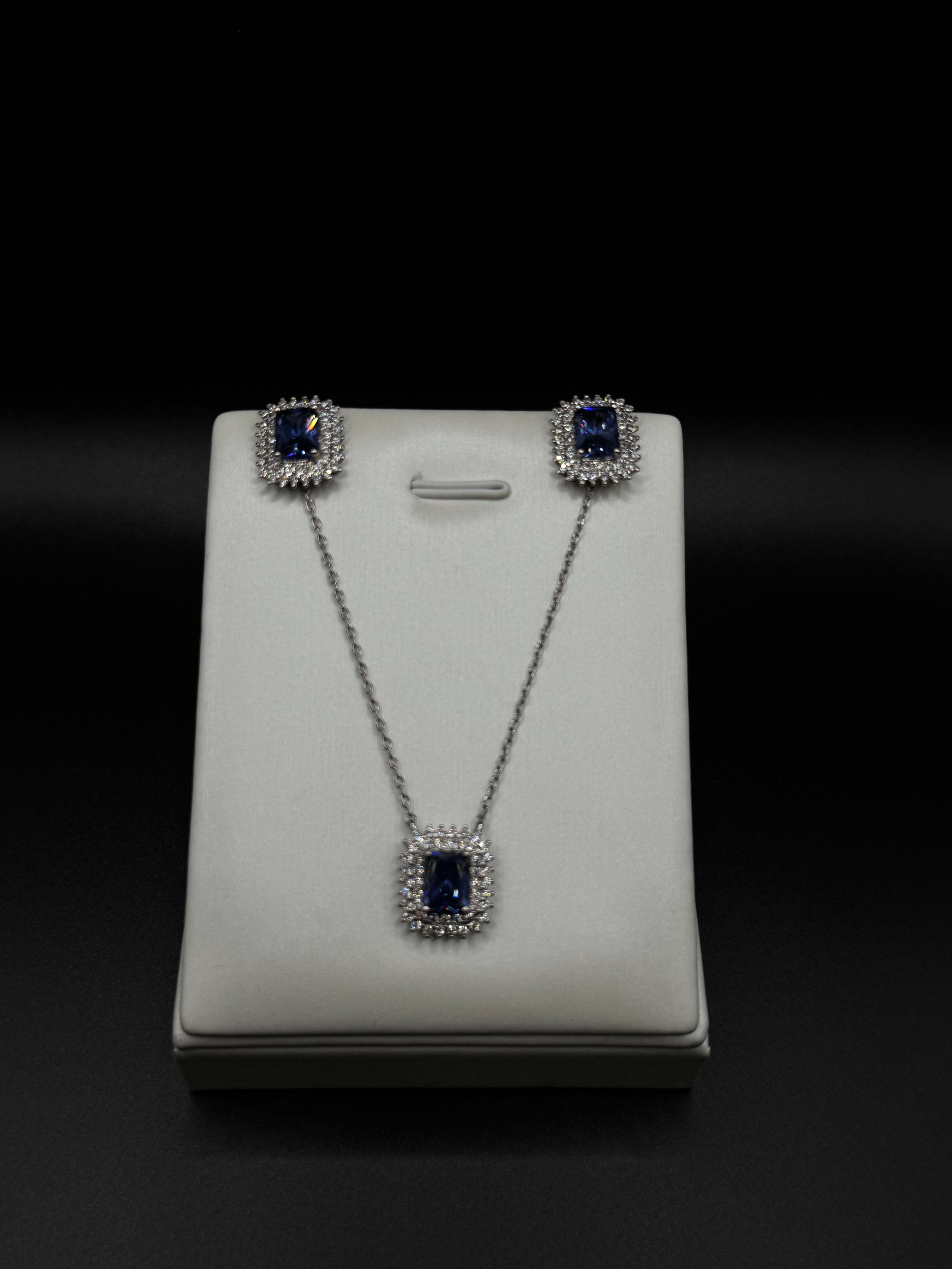 Square-shaped set in rhodium plating with sapphire zirconia