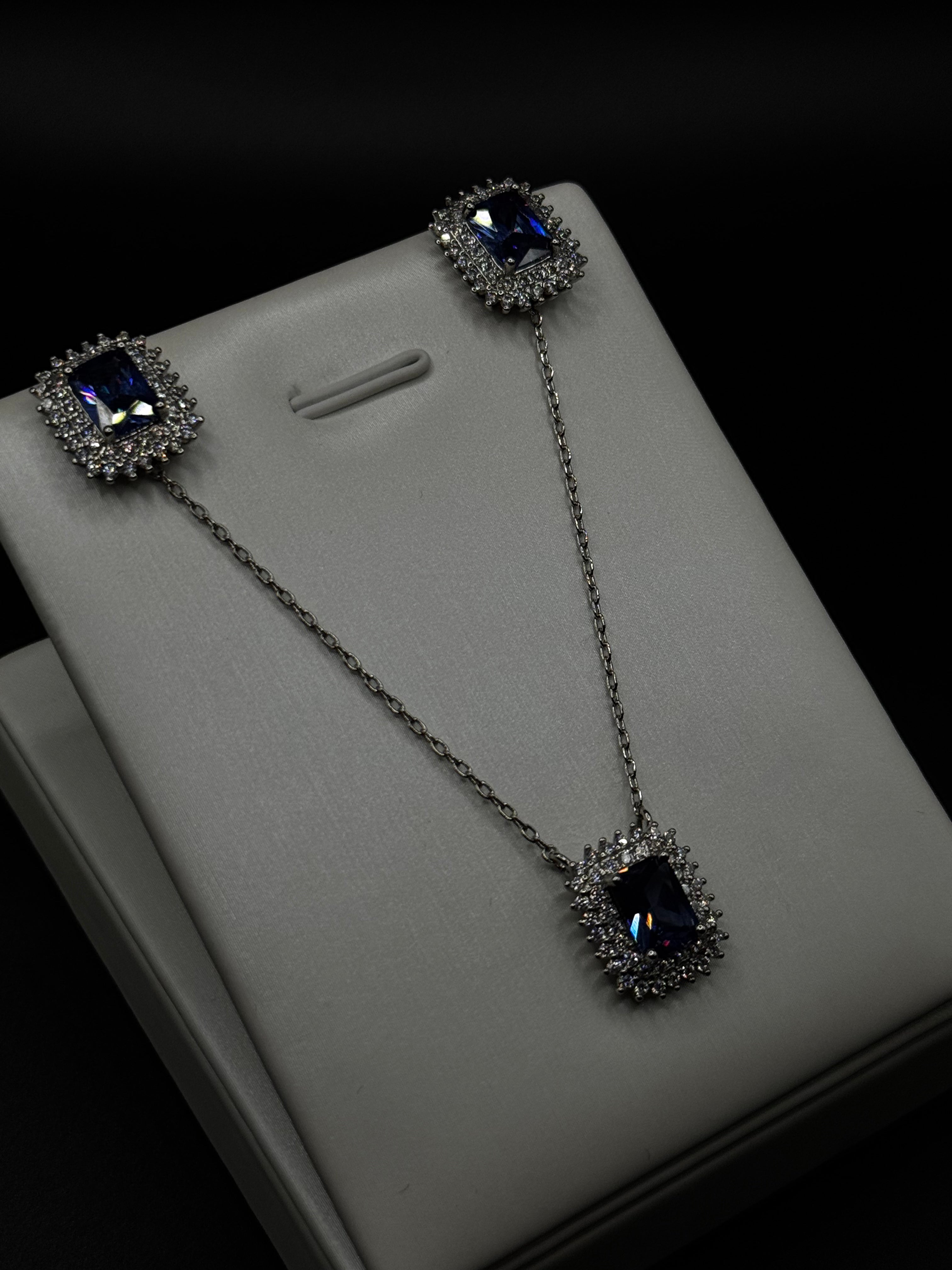 Square-shaped set in rhodium plating with sapphire zirconia