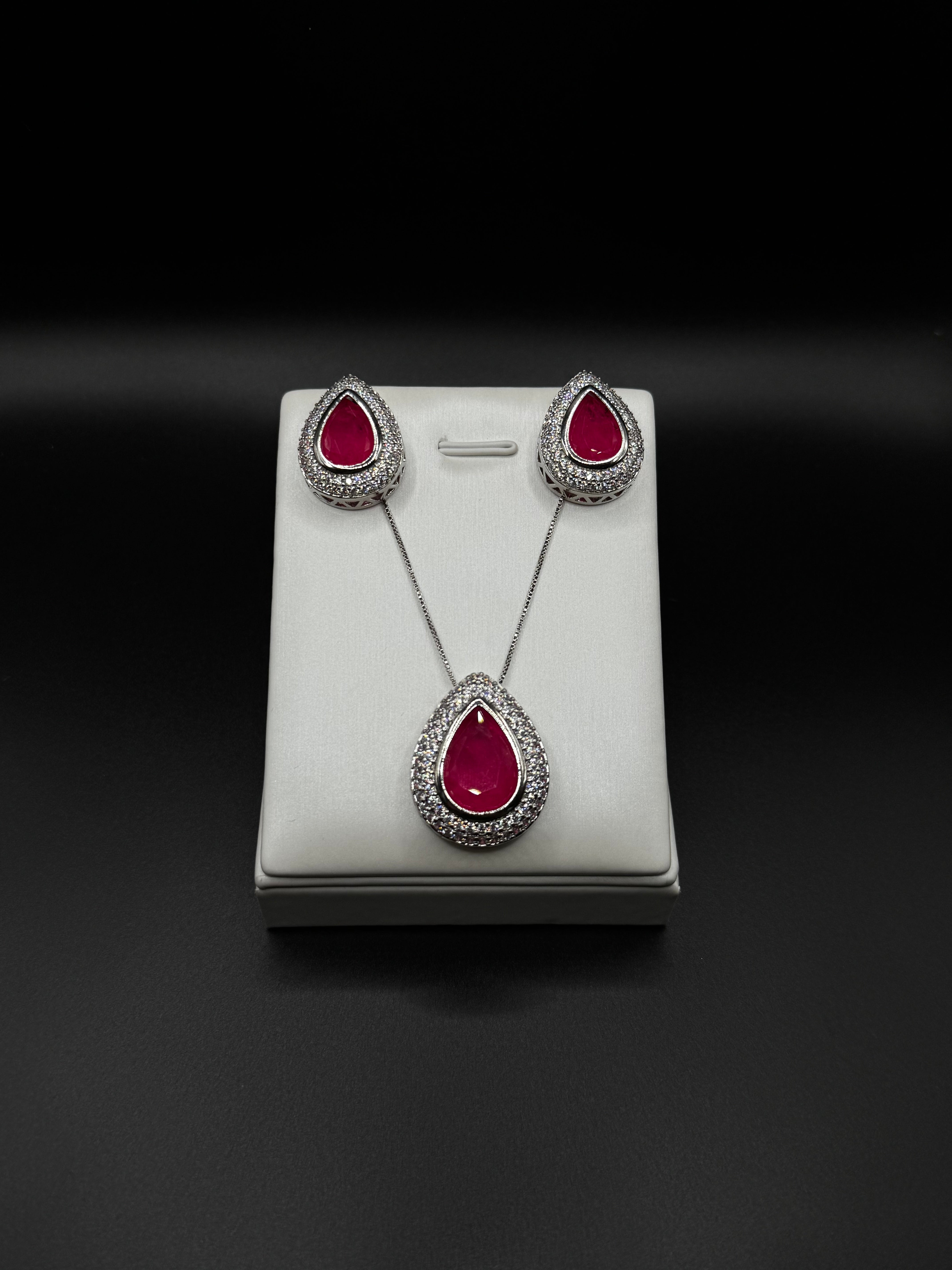 Teardrop-shaped set in rhodium plating with pink fusion stone
