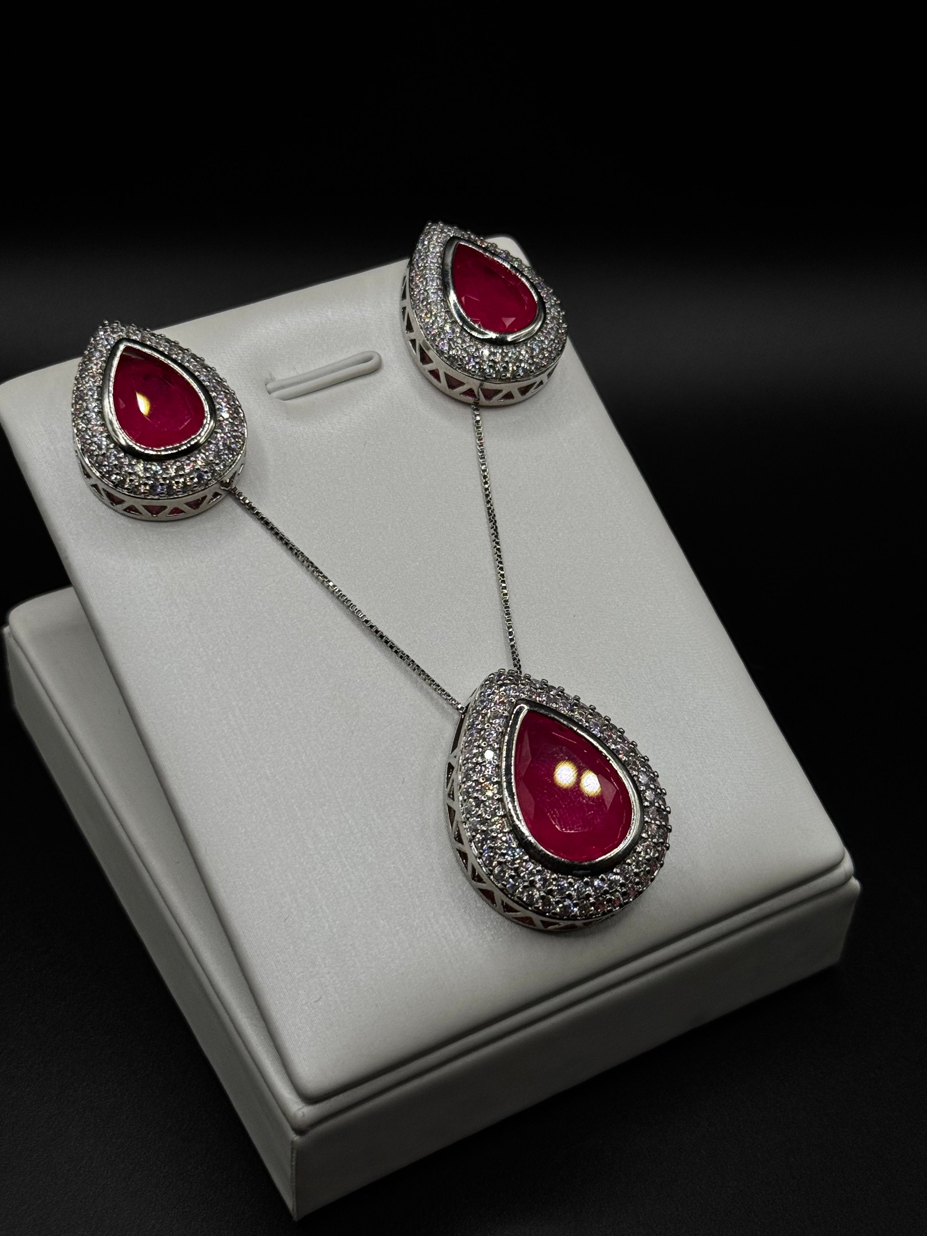 Teardrop-shaped set in rhodium plating with pink fusion stone
