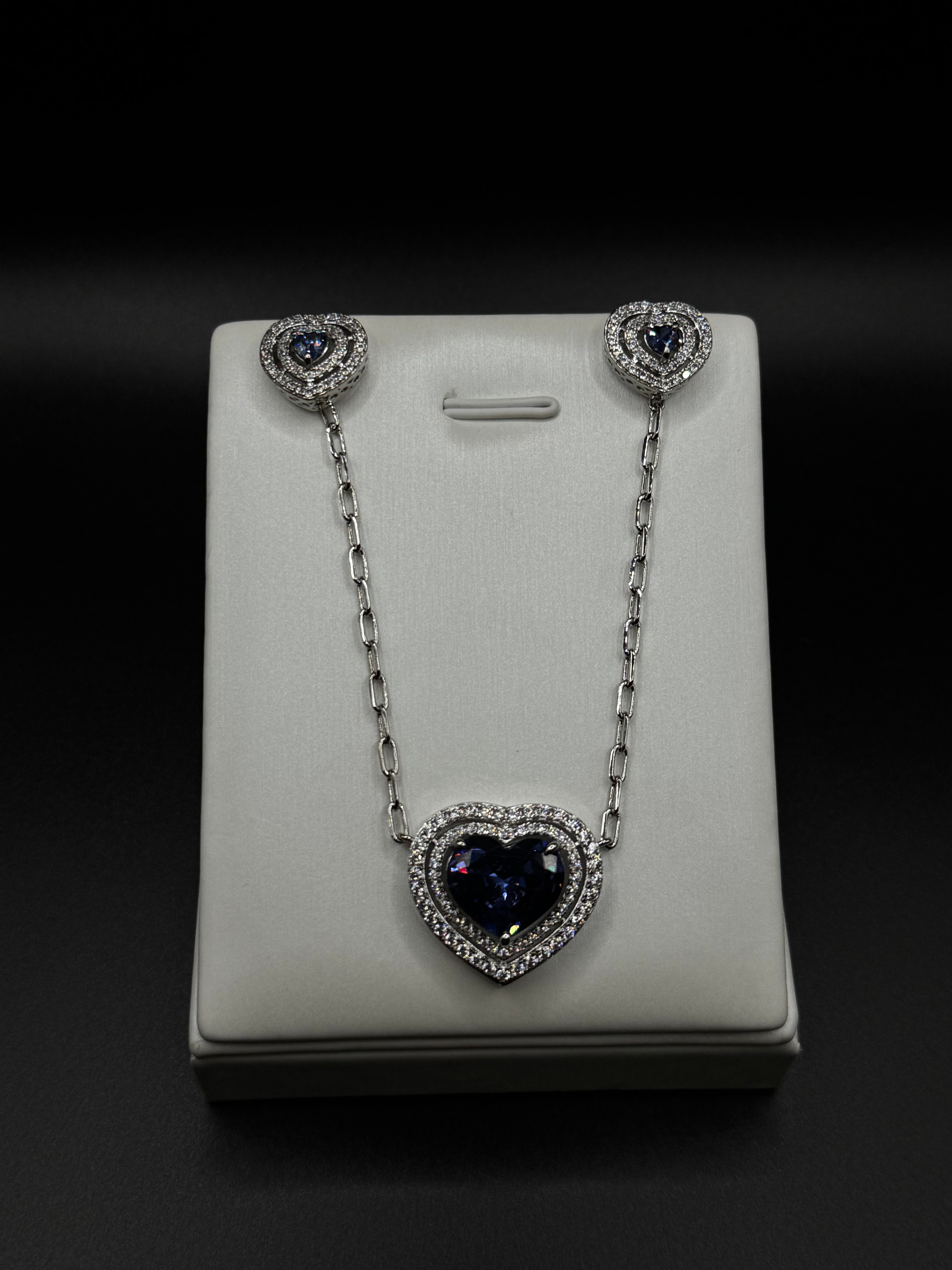 Heart-shaped set in rhodium plating with sapphire zirconia
