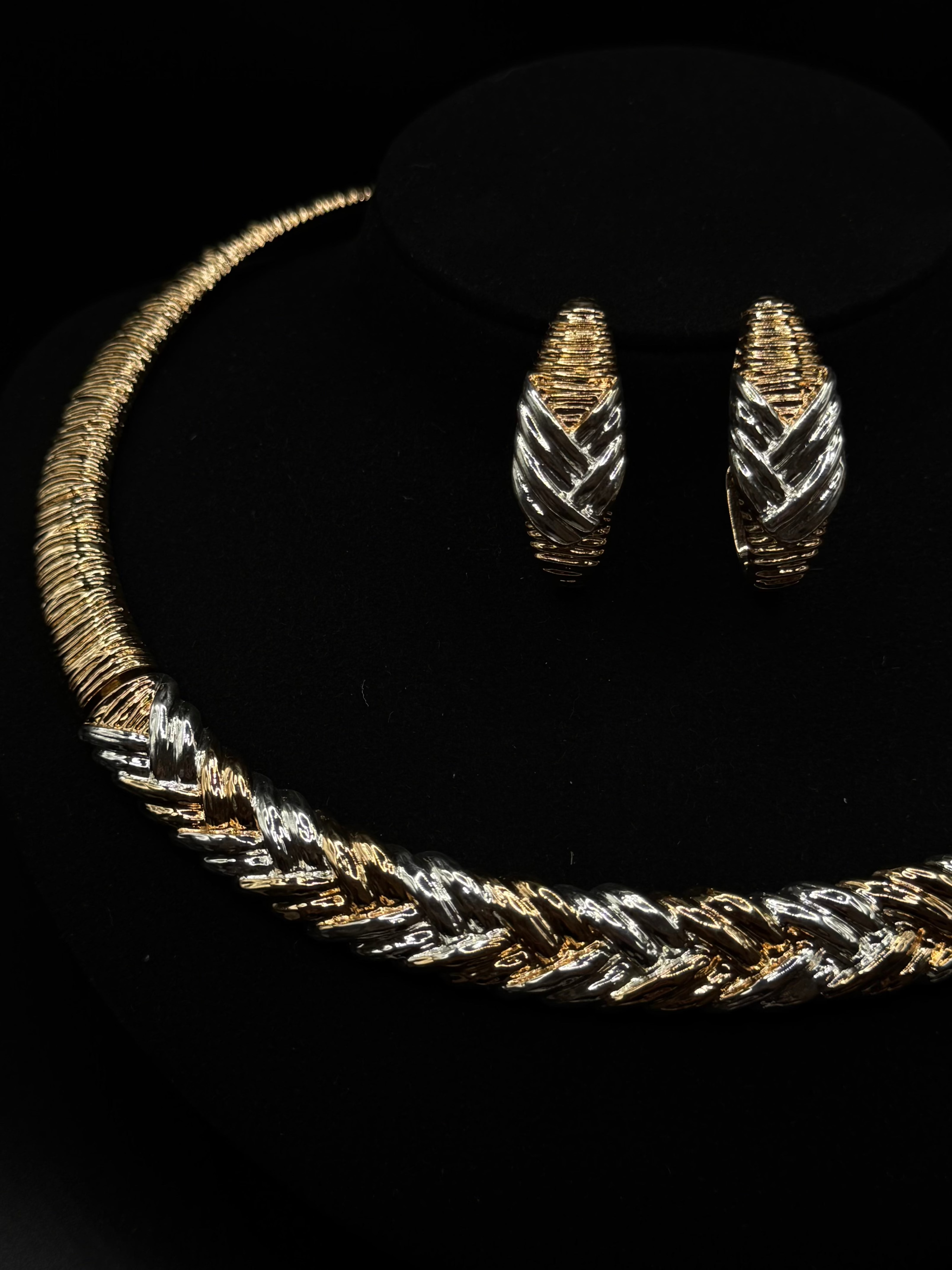 Organic Design chocker necklace with Dual-Tone Plating