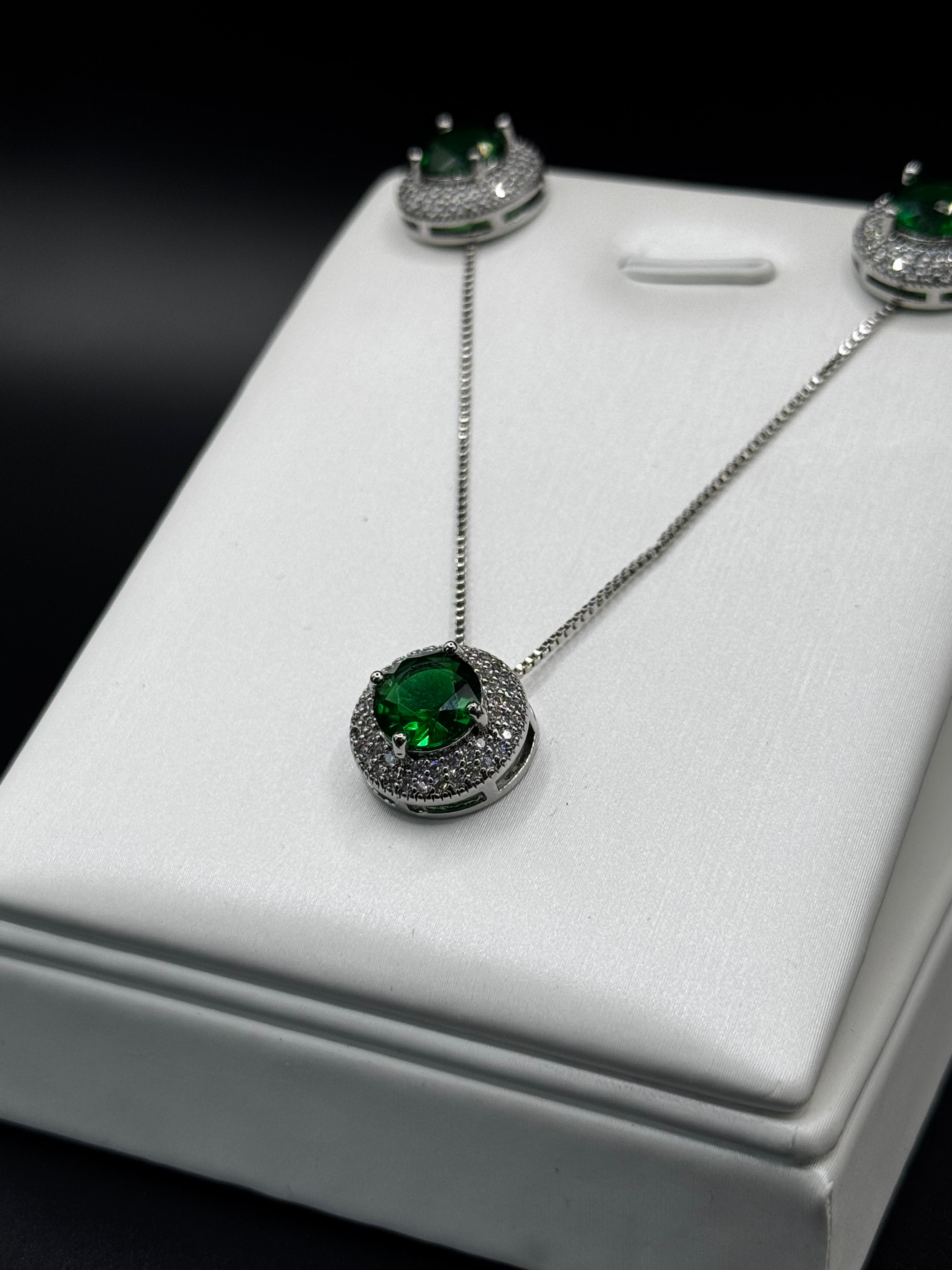 Rhodium-plated jewelry set with a mint tourmaline solitaire pendant