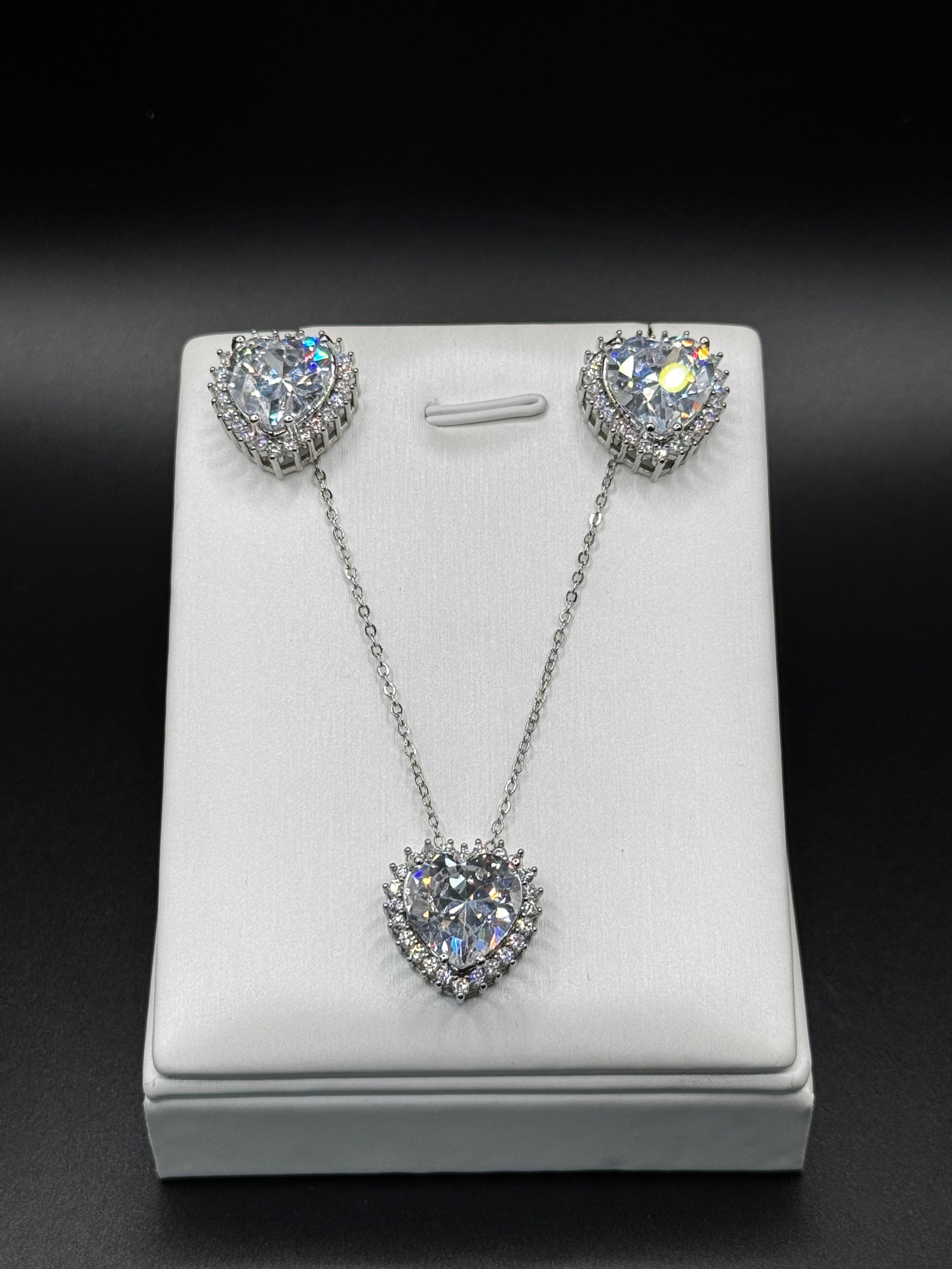 Rhodium-plated jewelry set with a heart-shaped crystal pendant