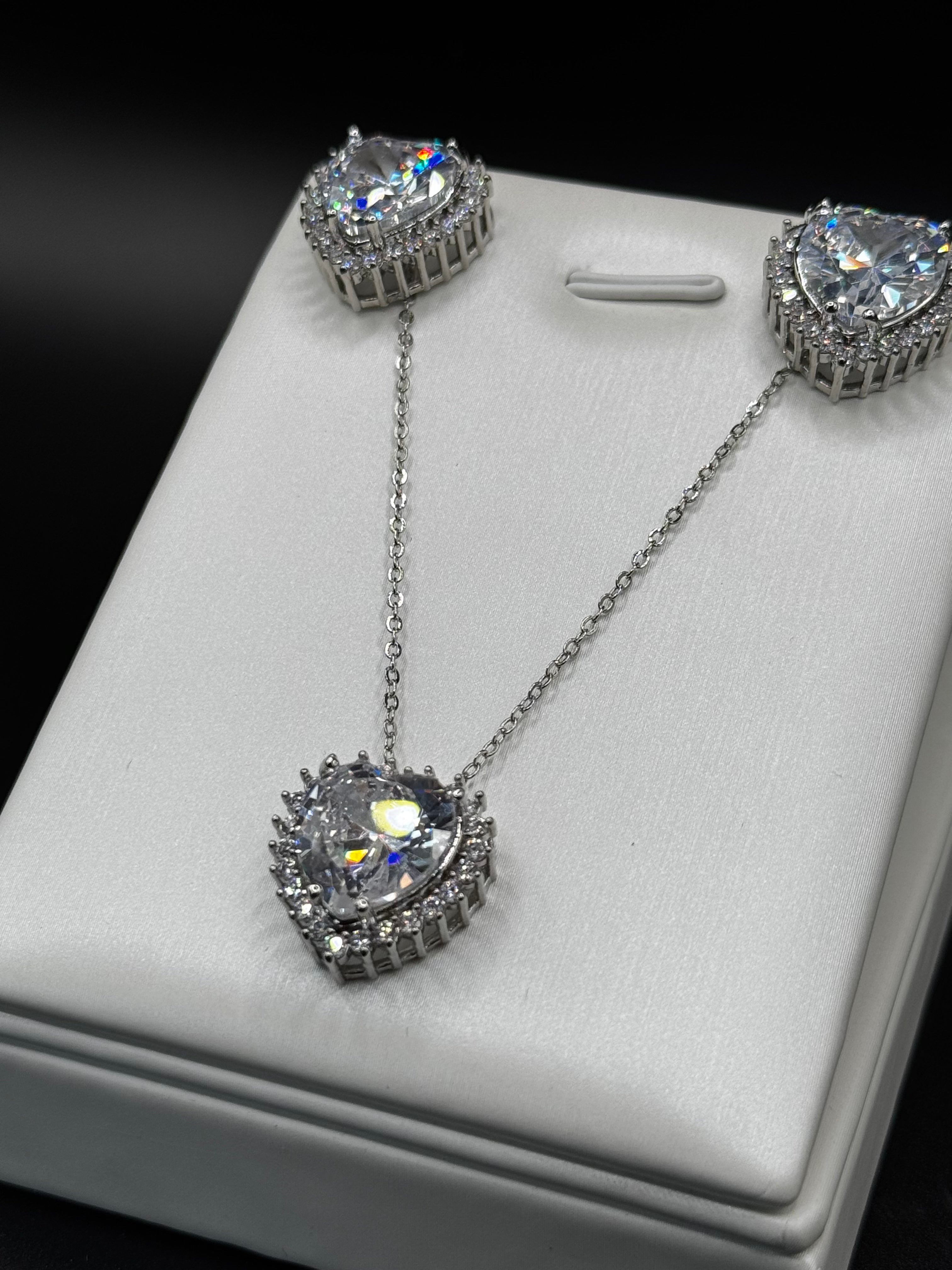 Rhodium-plated jewelry set with a heart-shaped crystal pendant