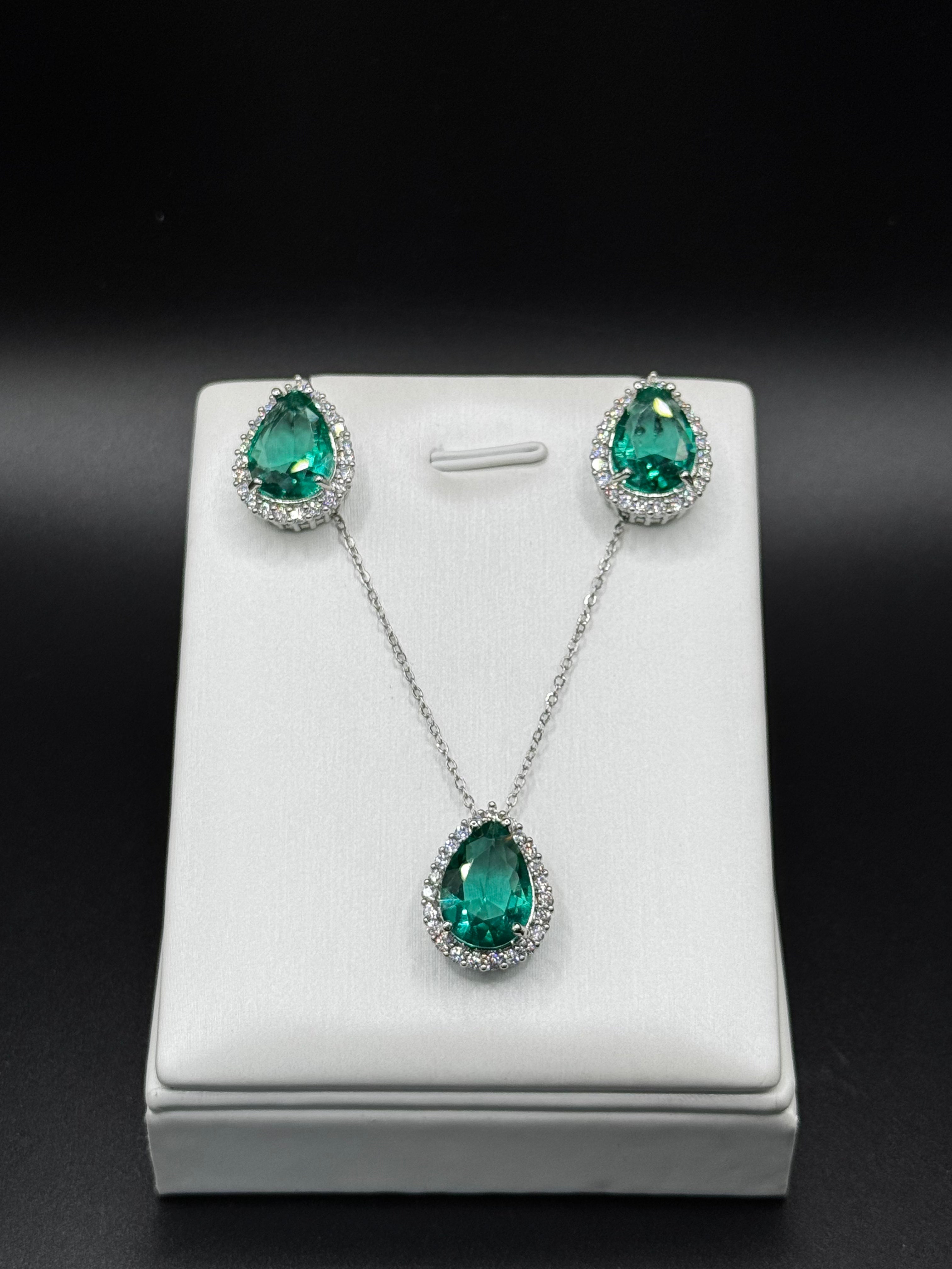 Rhodium-plated jewelry set with a teardrop-shaped tourmaline pendant
