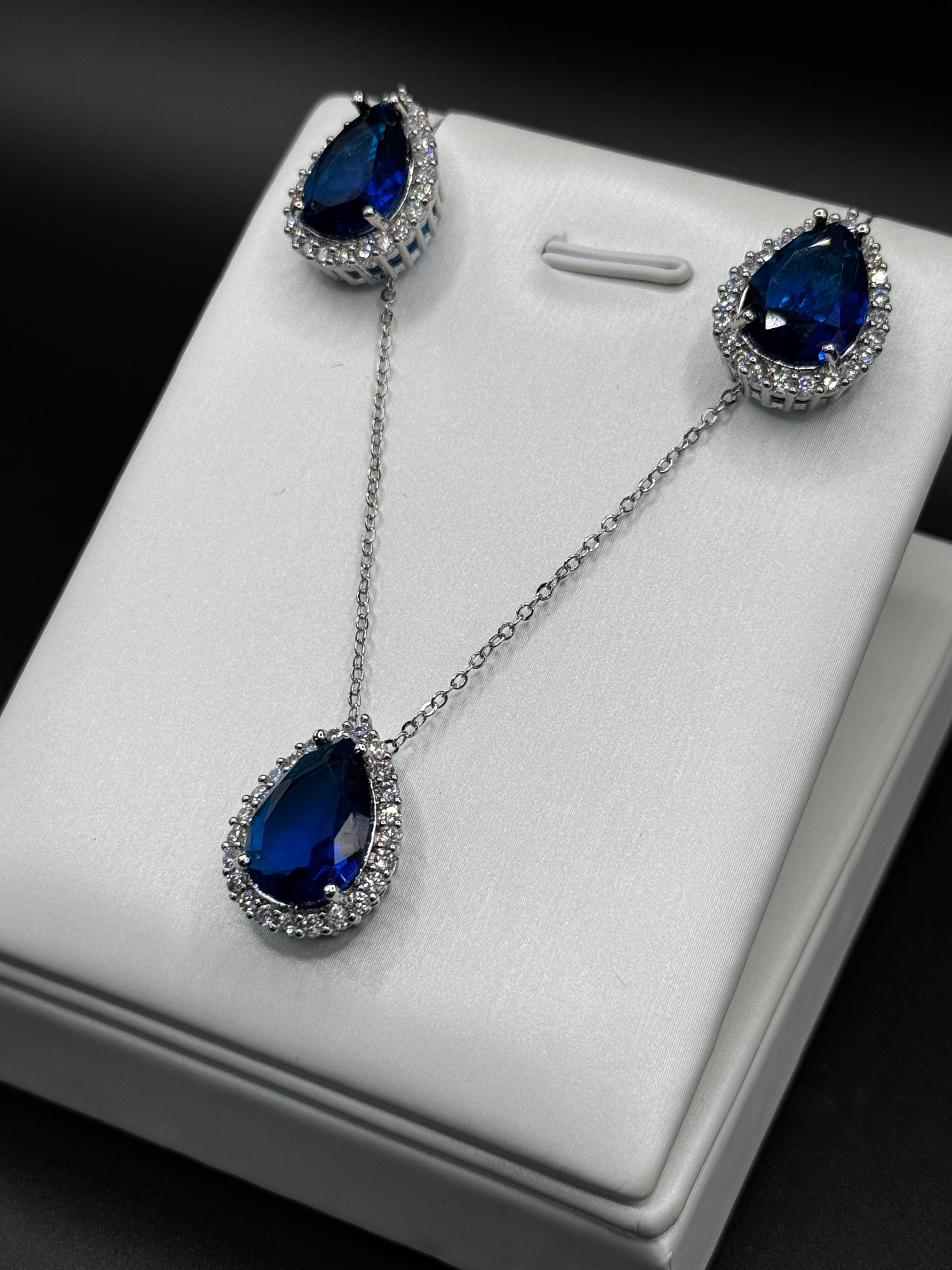 Rhodium-plated jewelry set with a teardrop-shaped tourmaline pendant