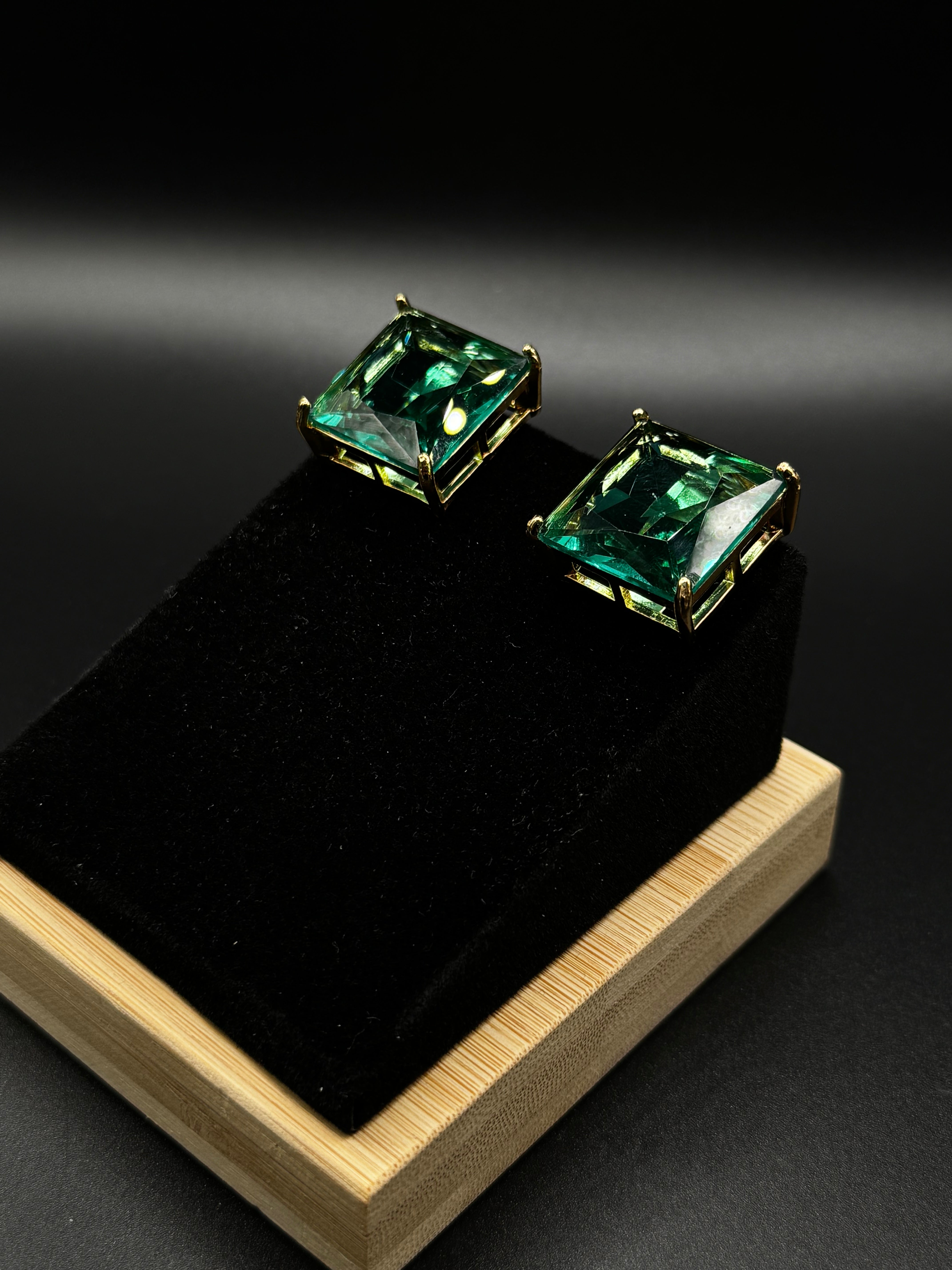 Earring in 18k gold plating with mint zirconia stone