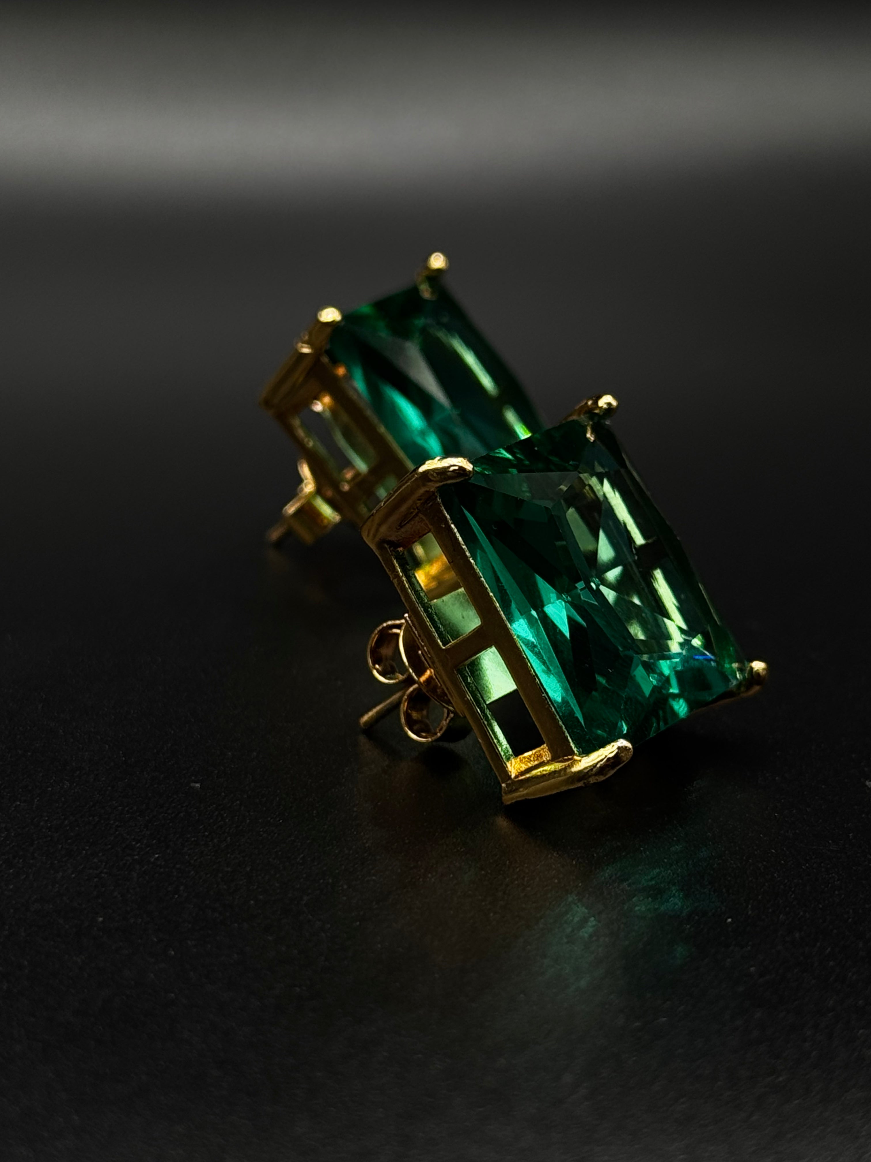 Earring in 18k gold plating with mint zirconia stone