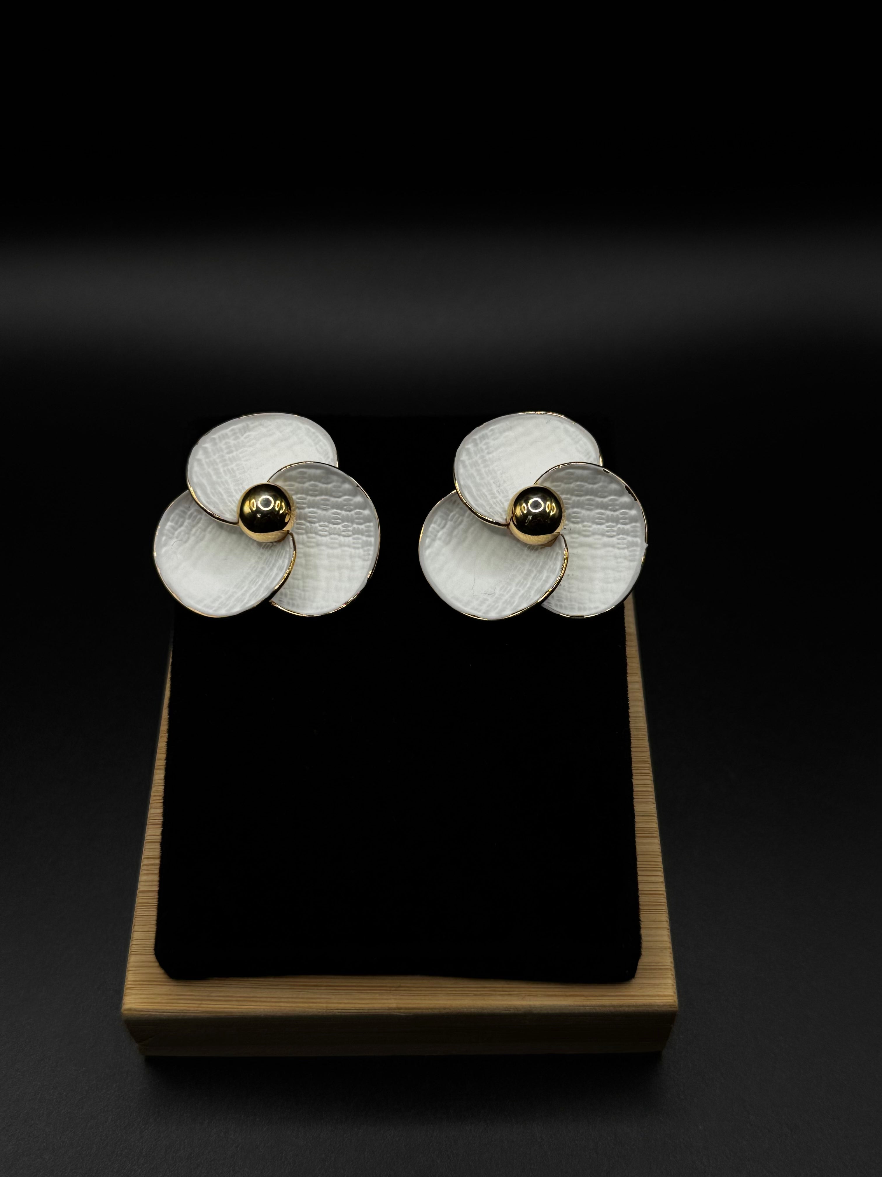 Flower earring plated in 18k gold with white resin