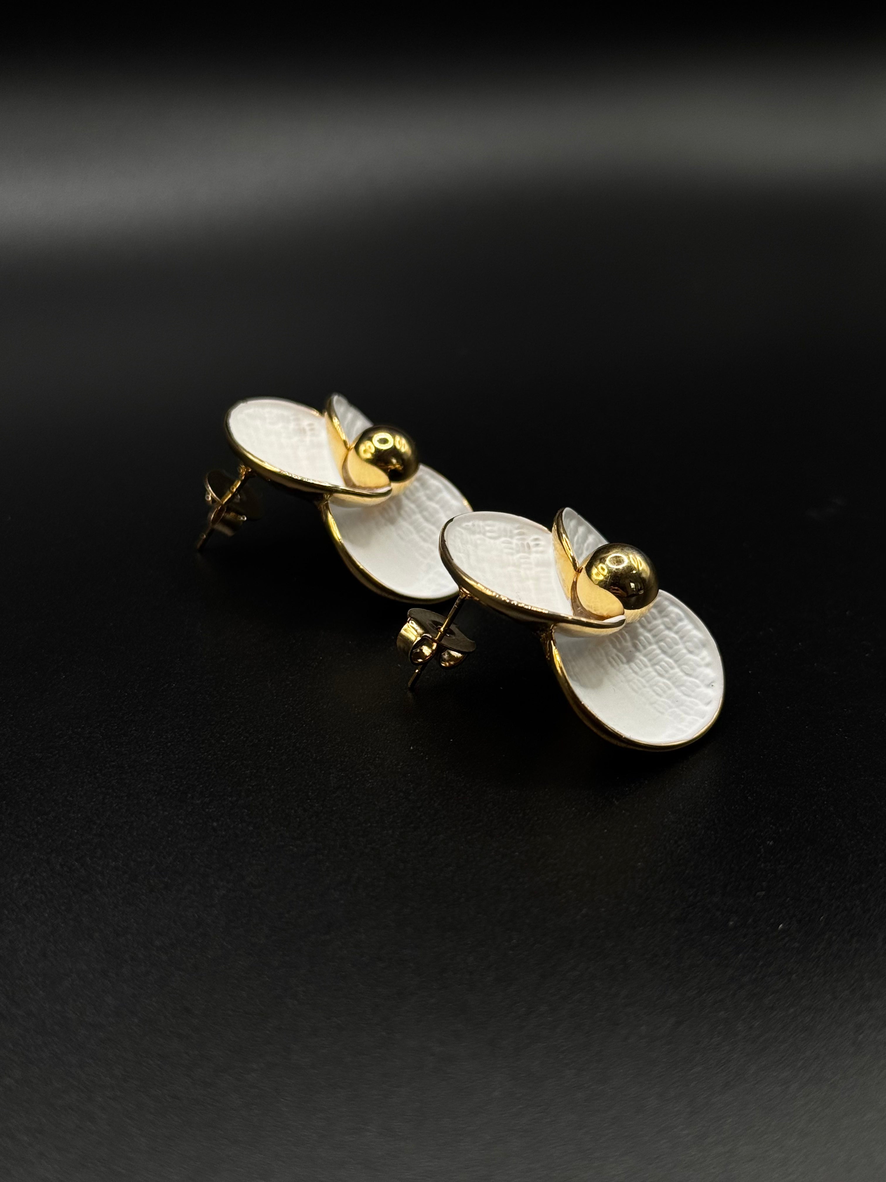 Flower earring plated in 18k gold with white resin