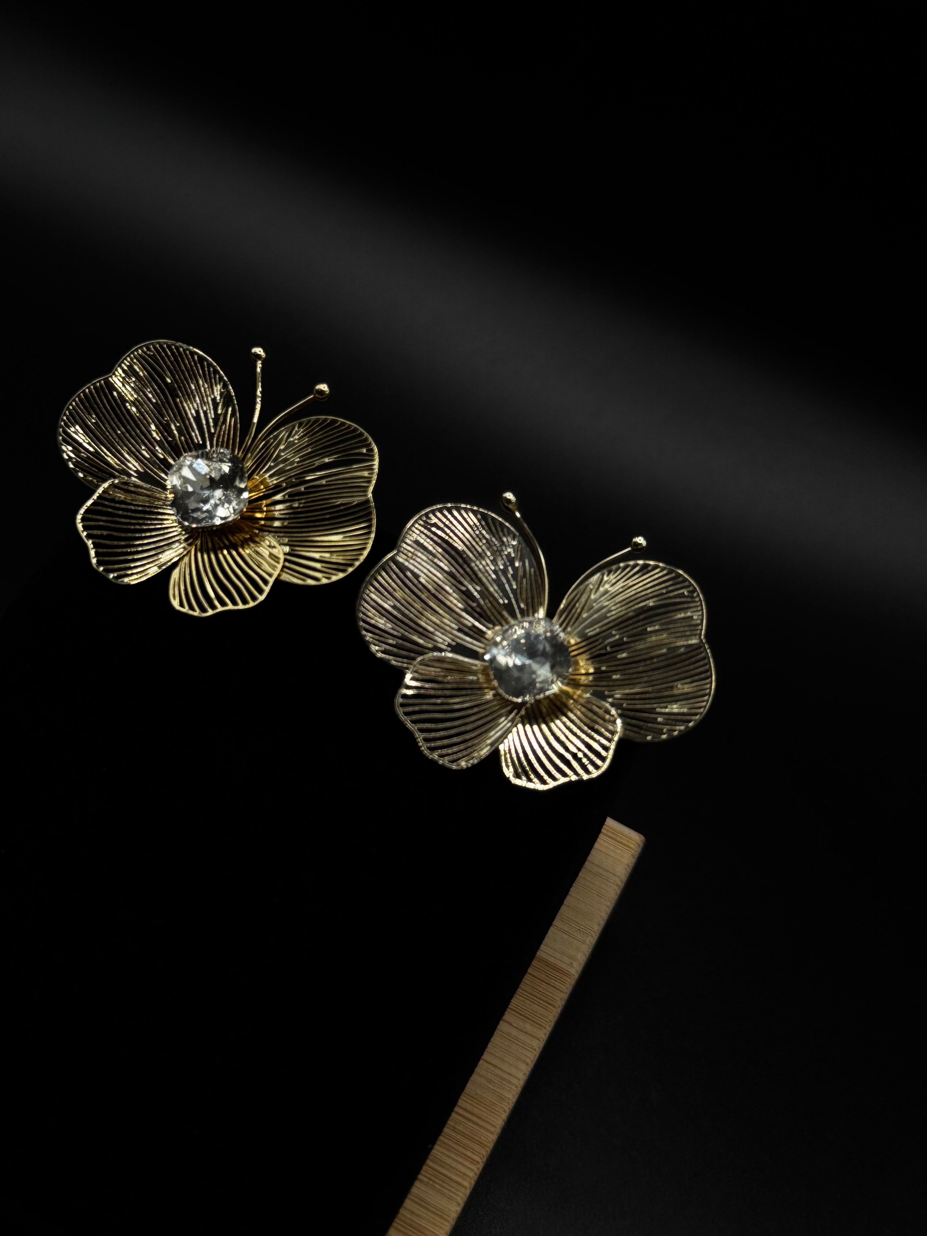 Flower-shaped earring plated in 18k gold with clearl zirconia