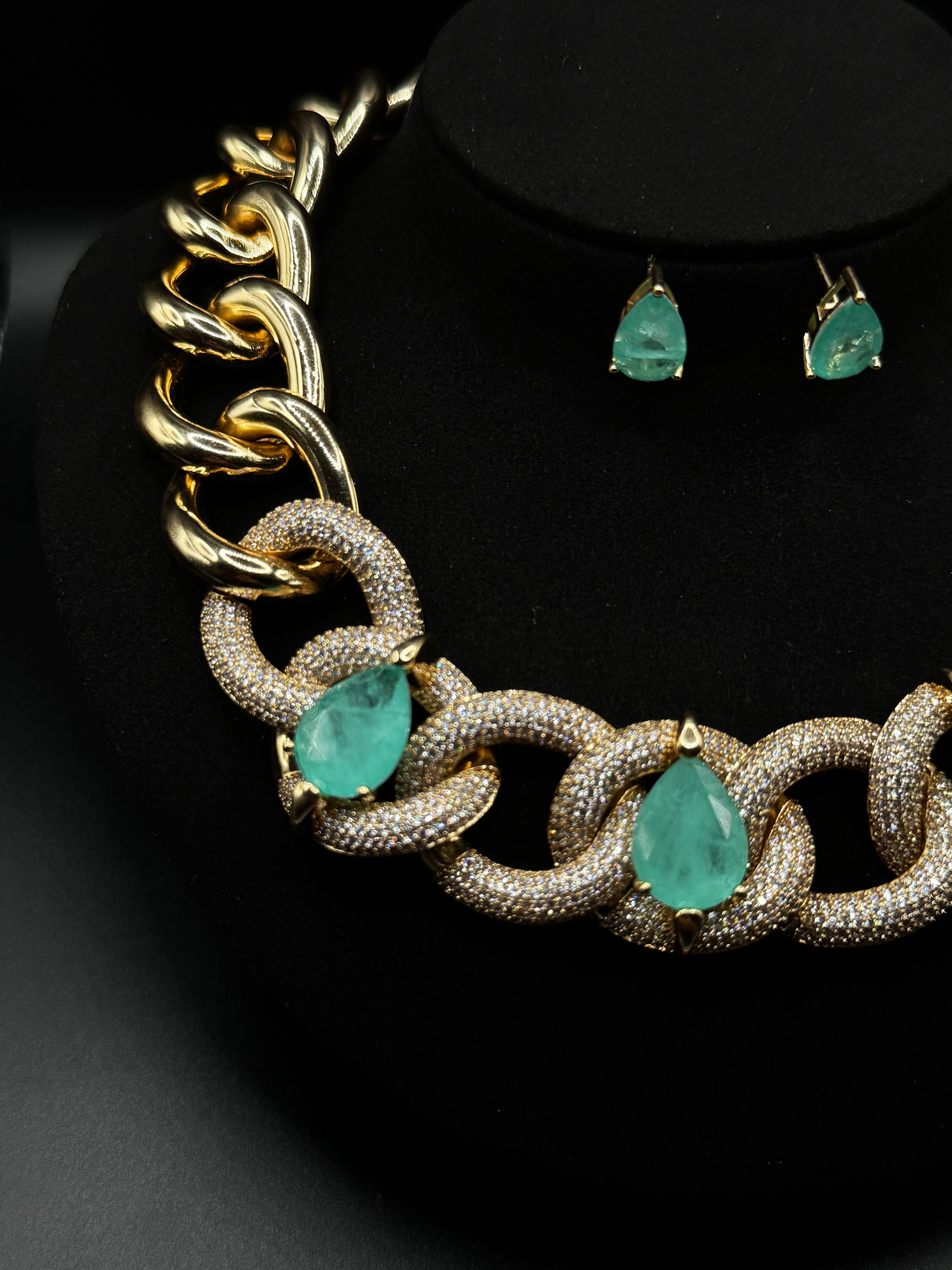 Luxury chain set encrusted with crystal zirconia and drop-shaped Colombian emerald fusion stones