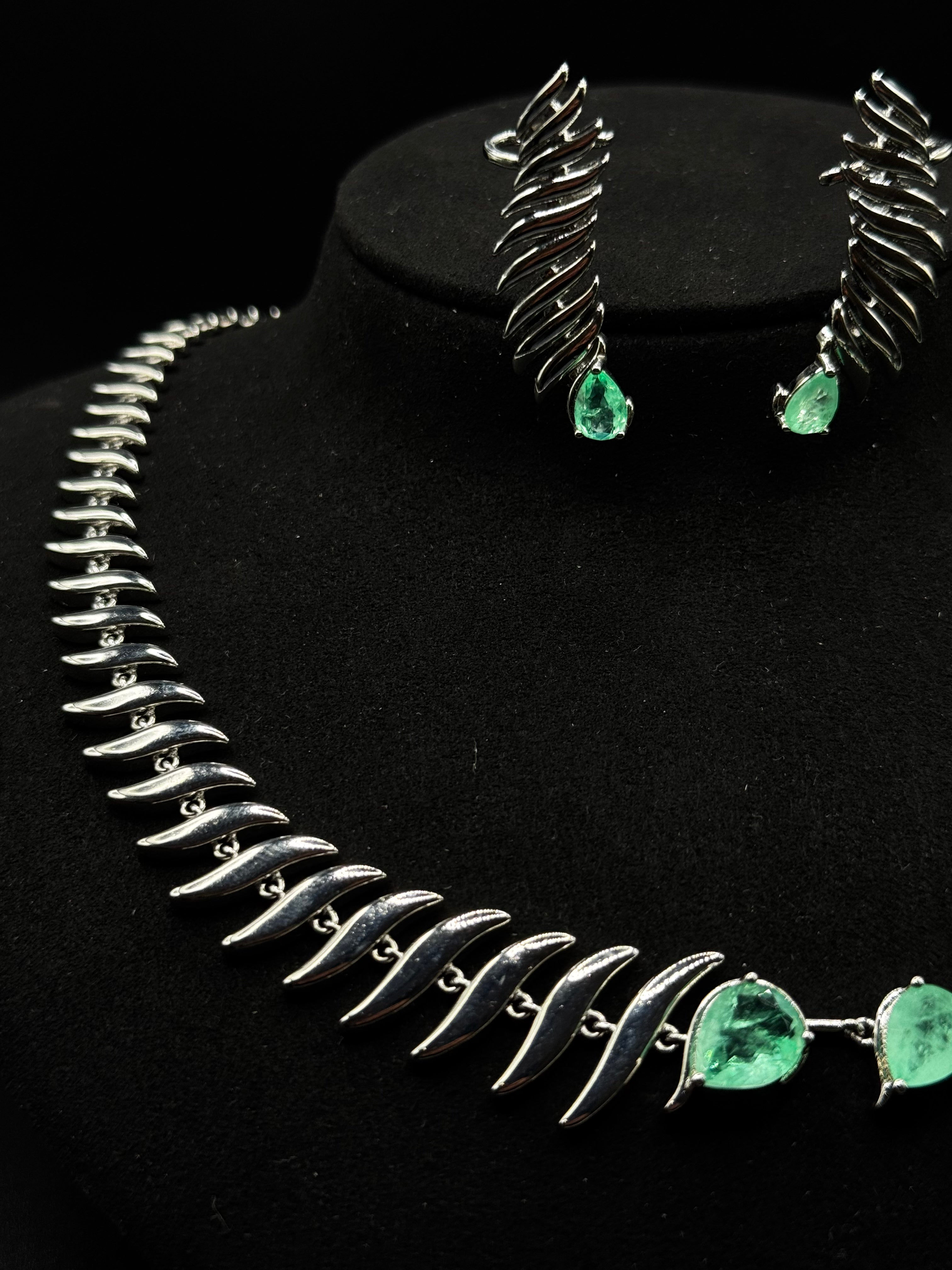 Scale-pattern set rhodium-plated with greenery fusion stone