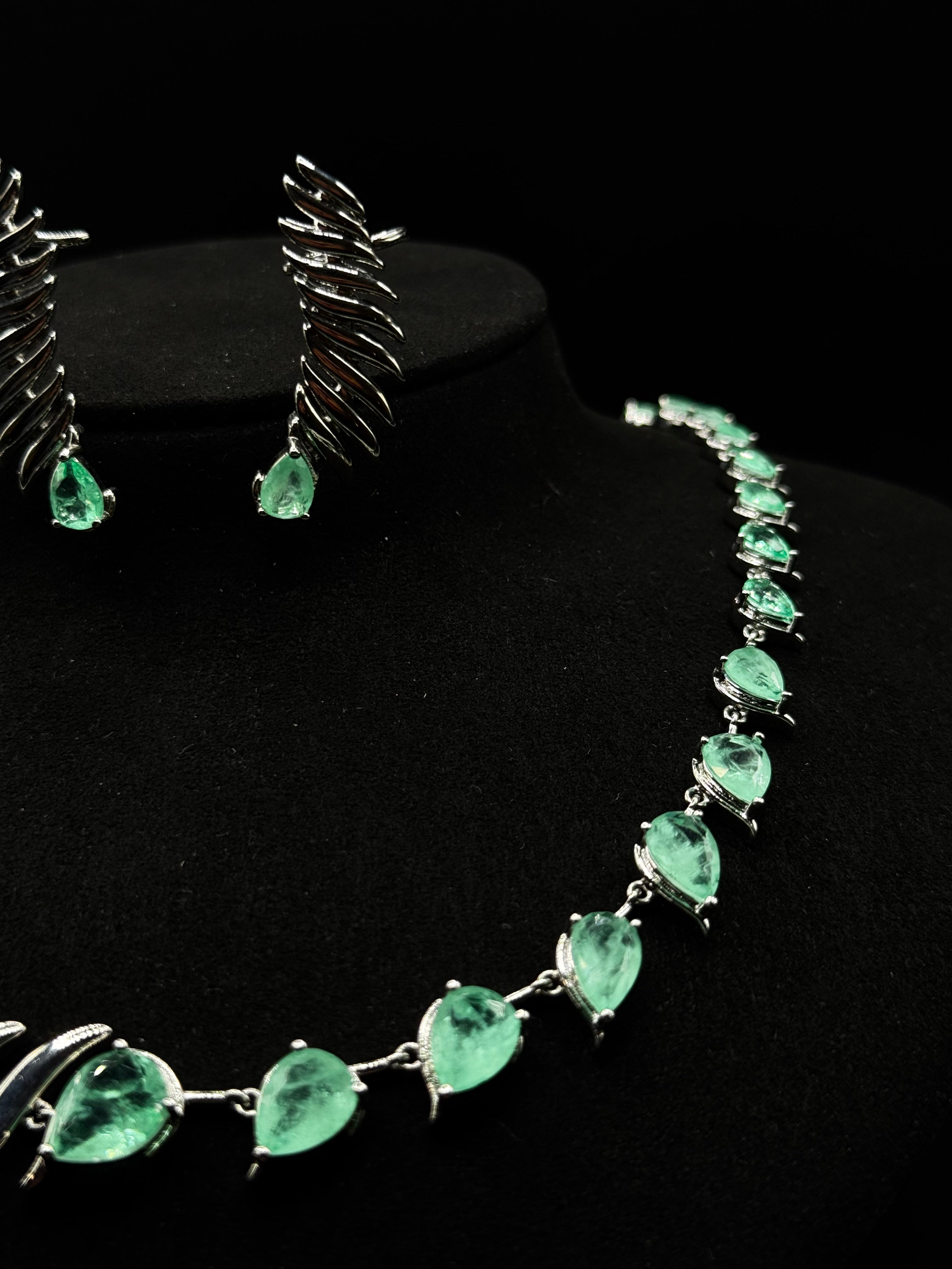 Scale-pattern set rhodium-plated with greenery fusion stone