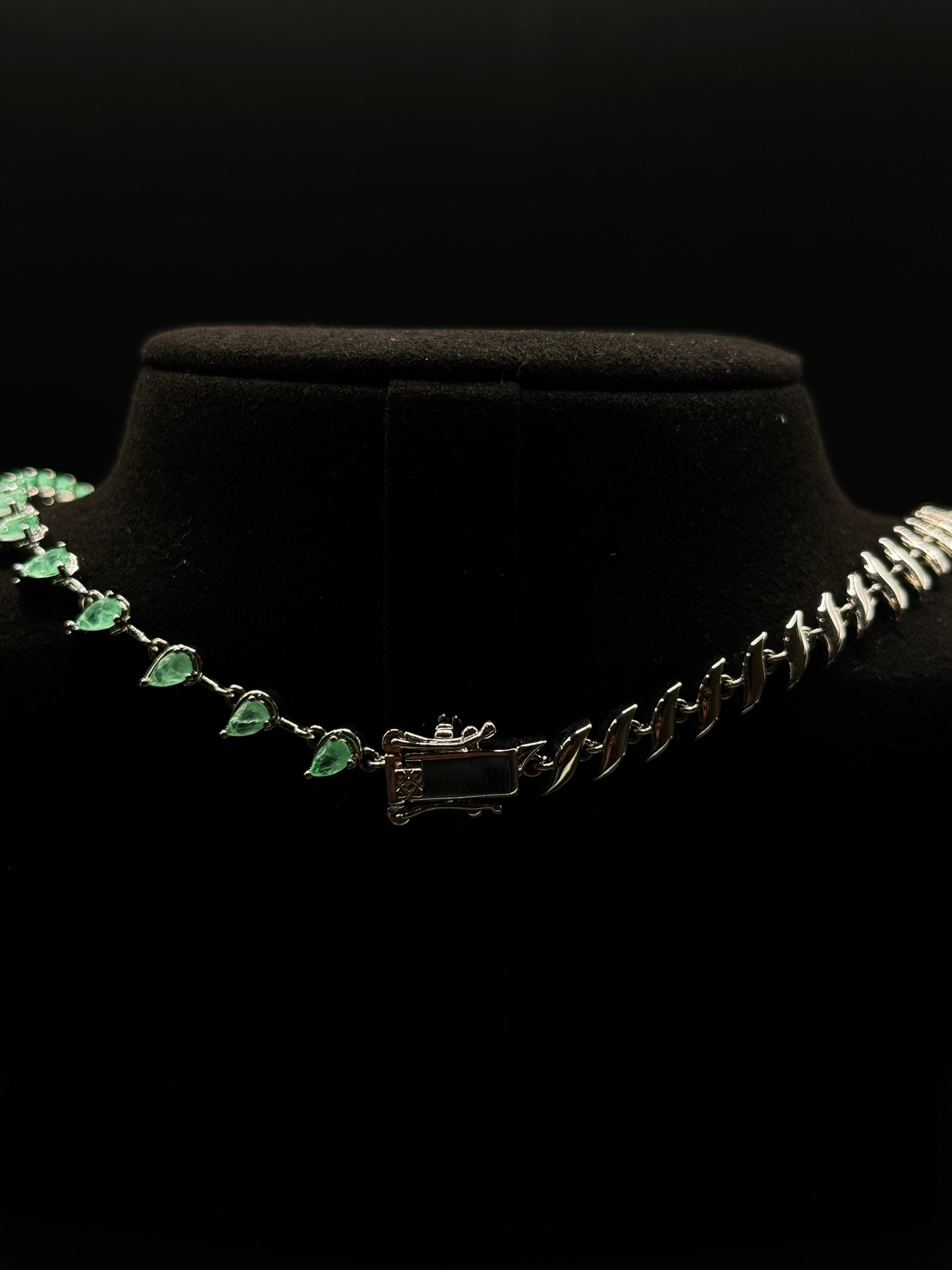 Scale-pattern set rhodium-plated with greenery fusion stone