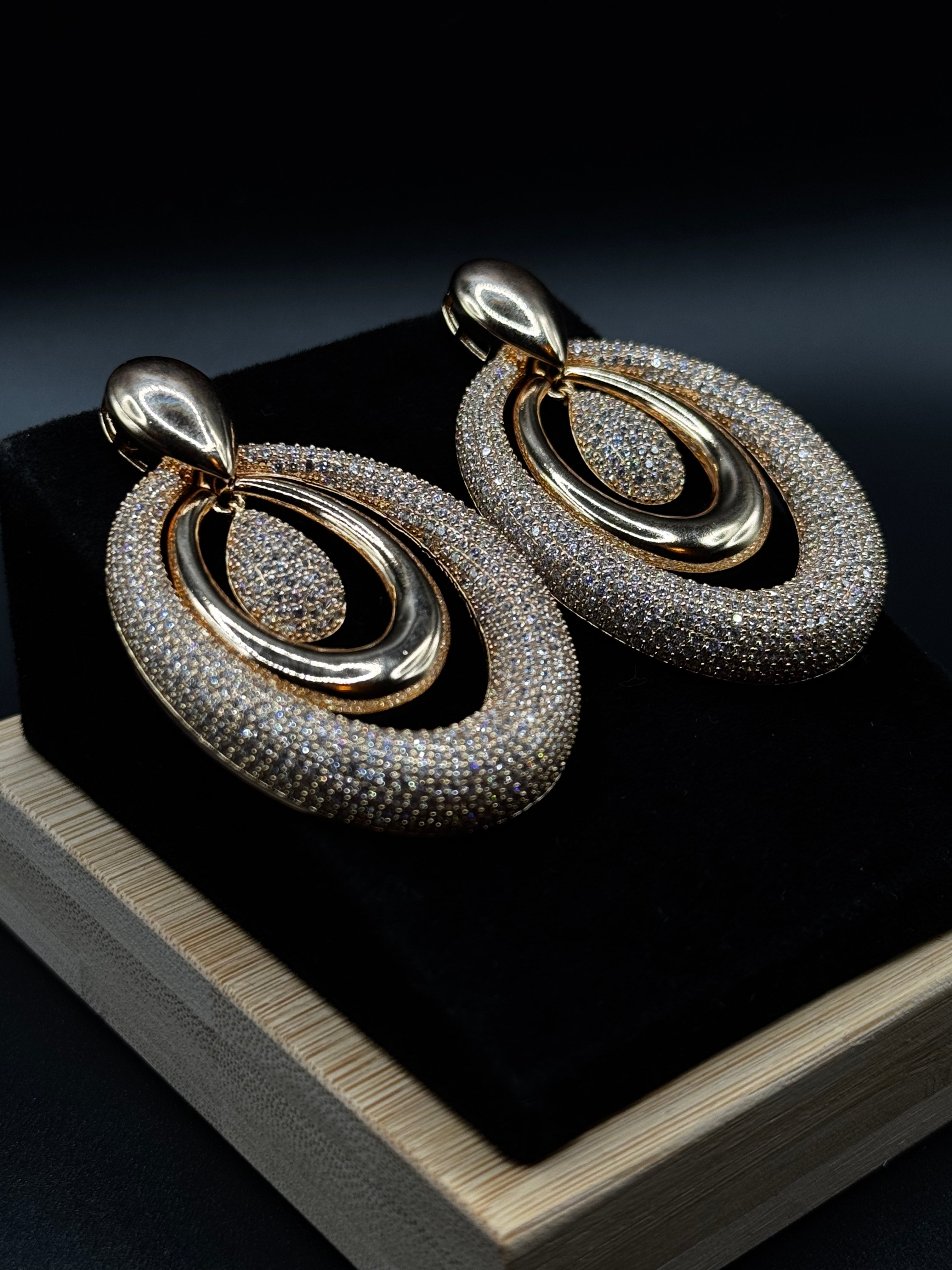 Long earring plated in 18k gold, encrusted with clearl zirconia