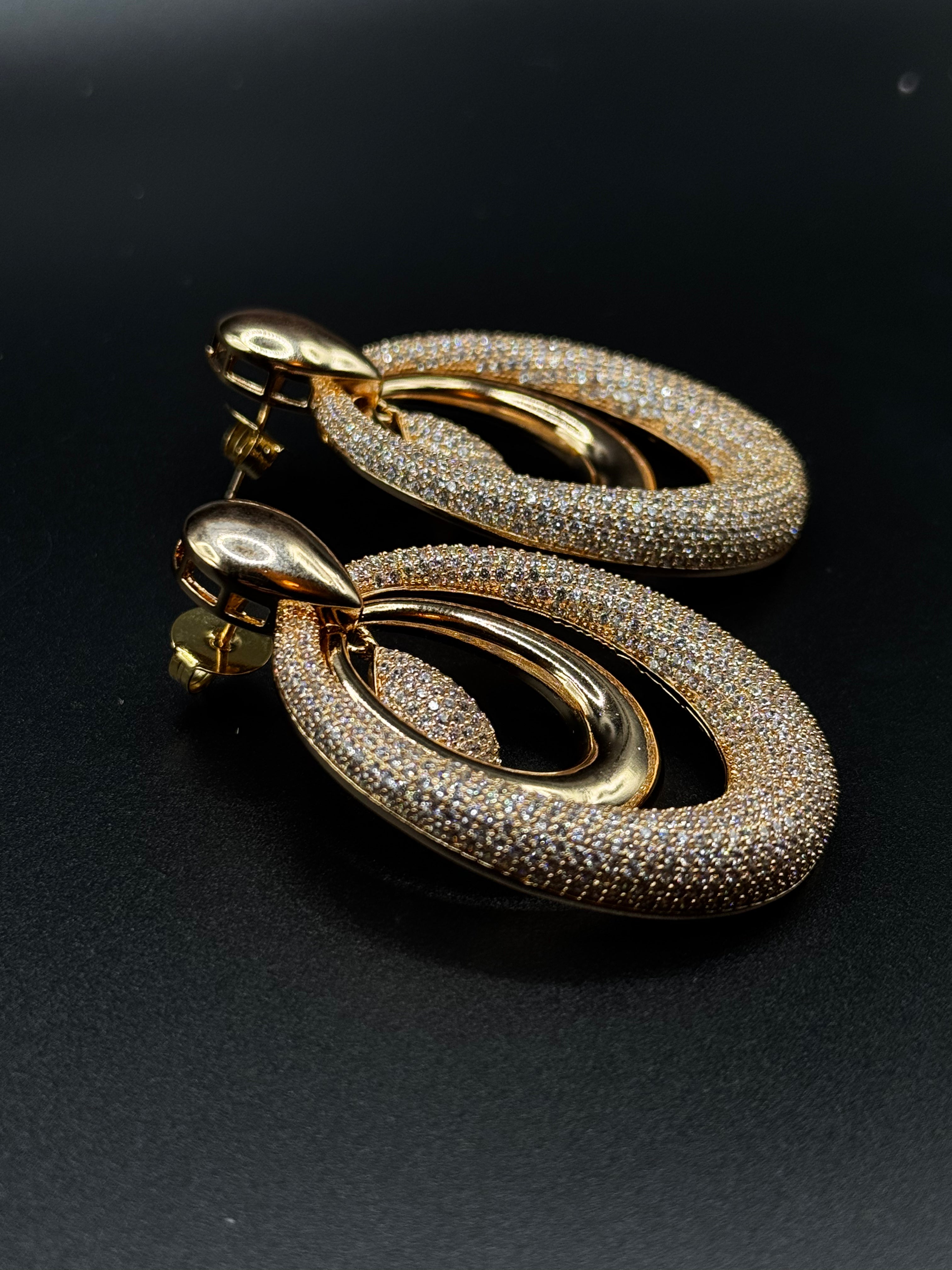 Long earring plated in 18k gold, encrusted with clearl zirconia