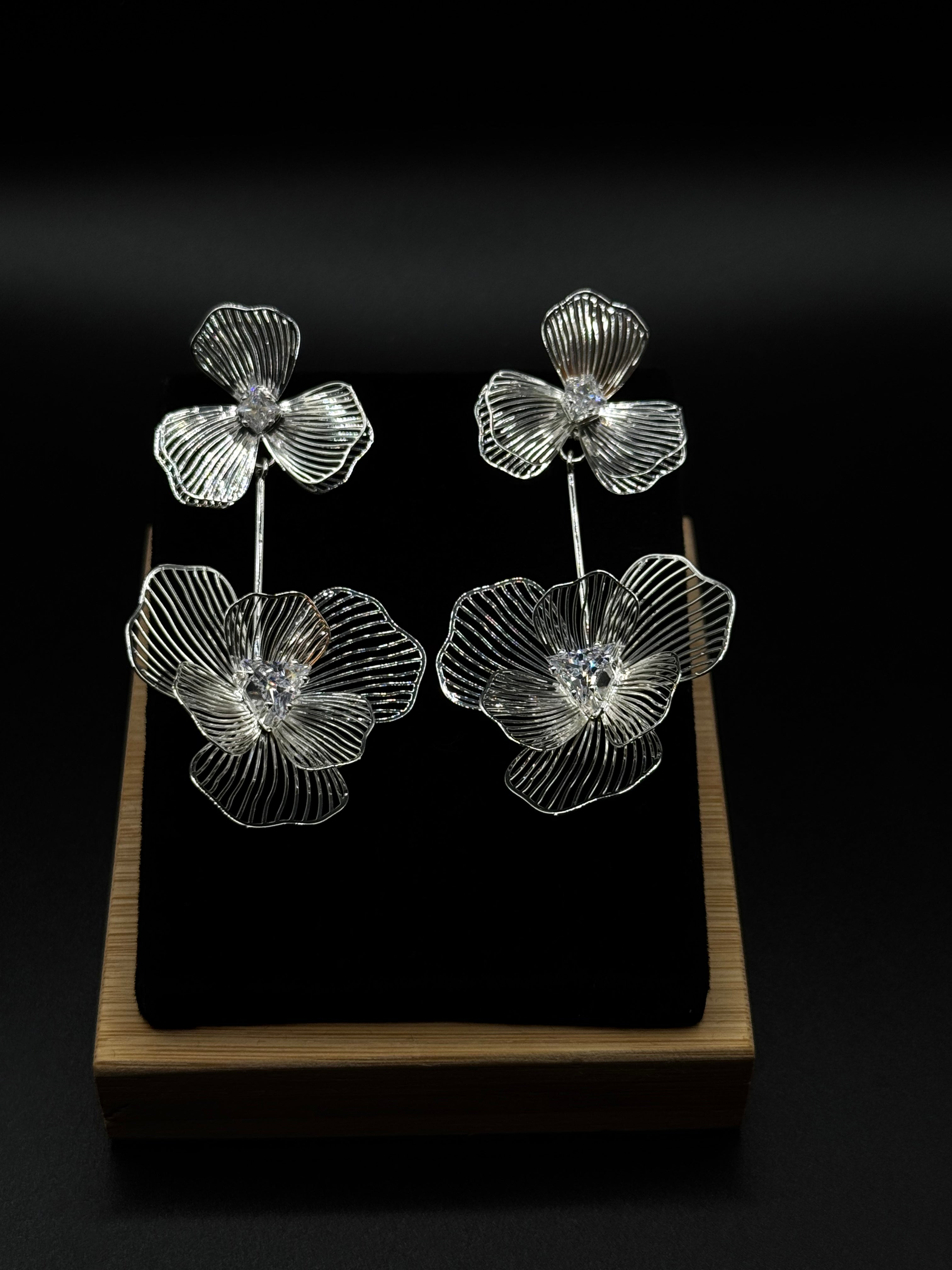 Double flower rhodium-plated earrings