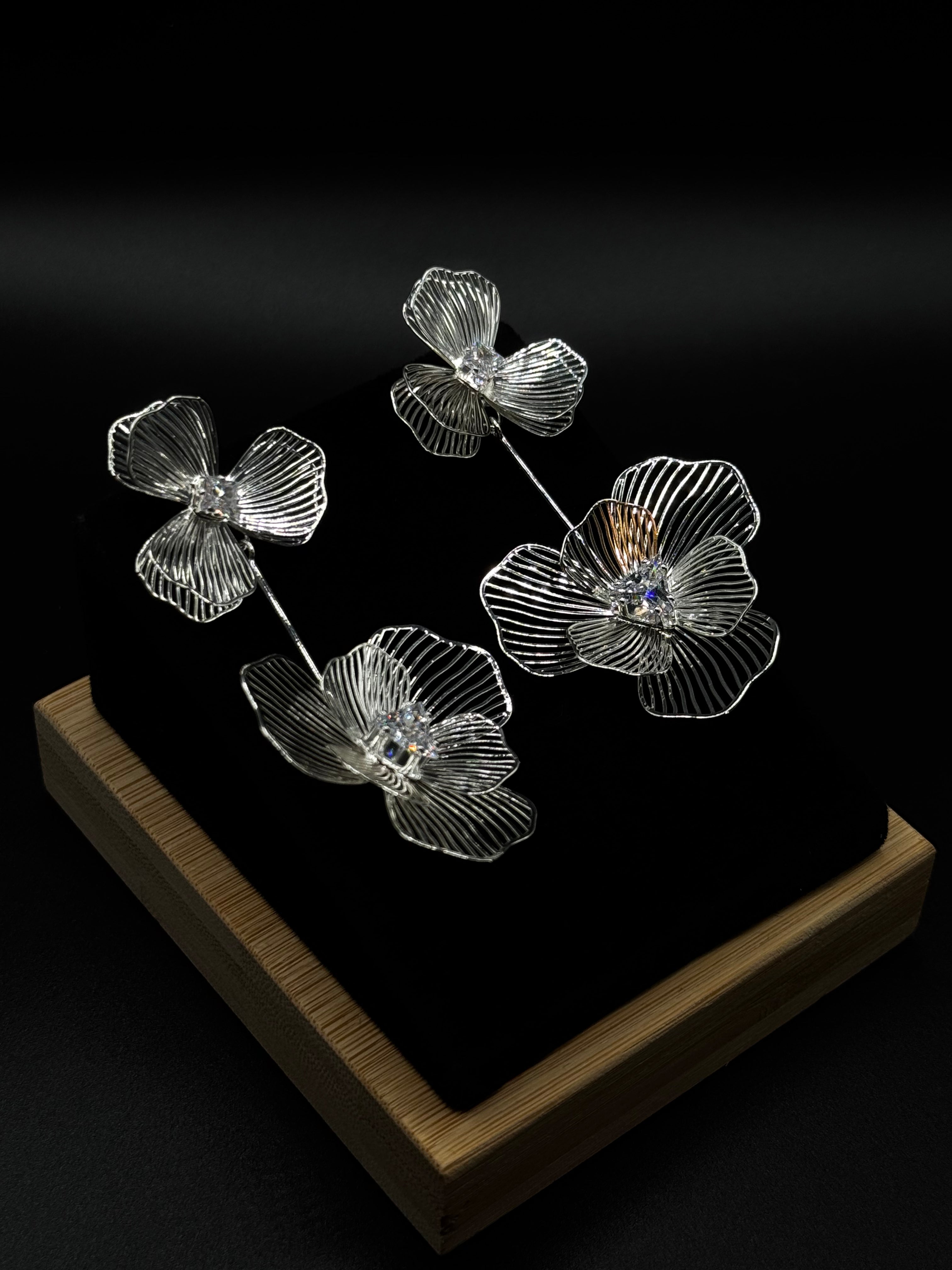 Double flower rhodium-plated earrings