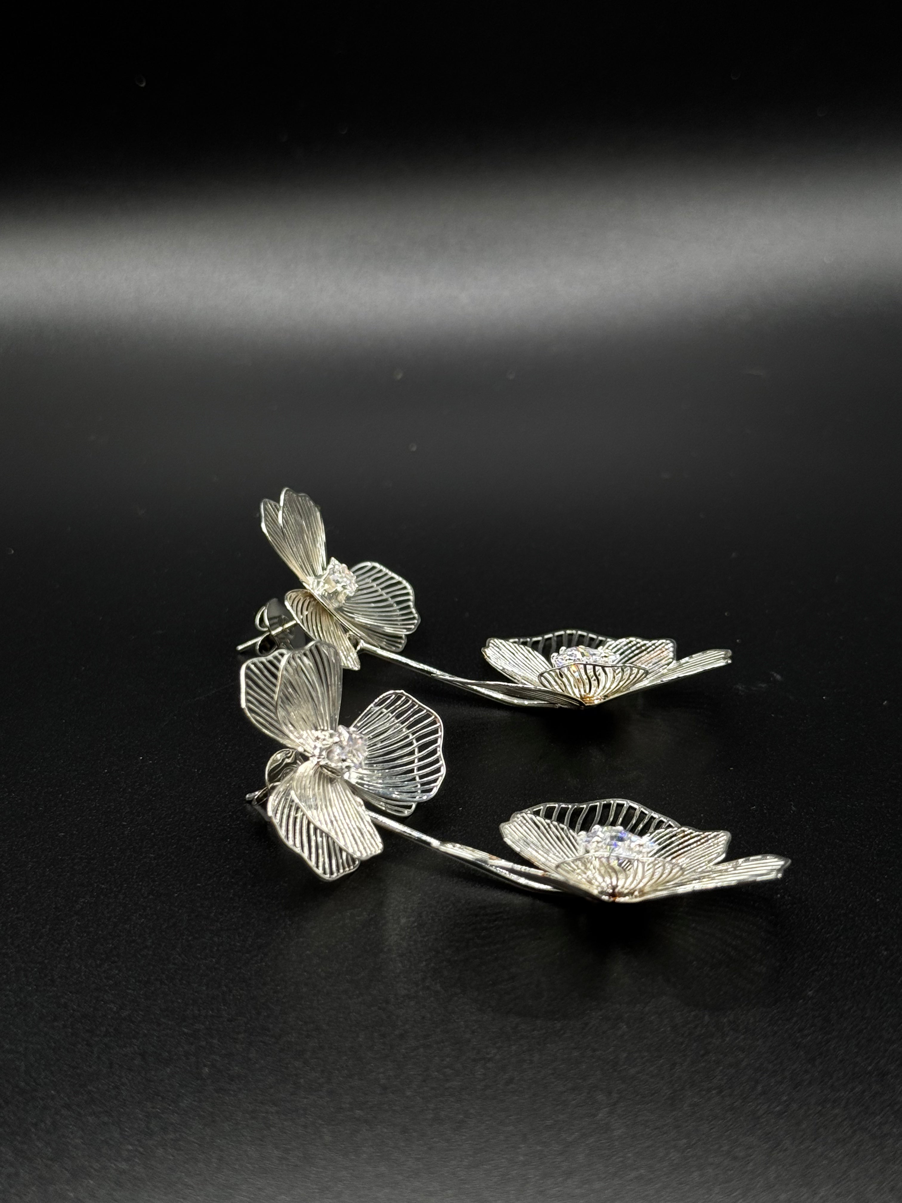 Double flower rhodium-plated earrings