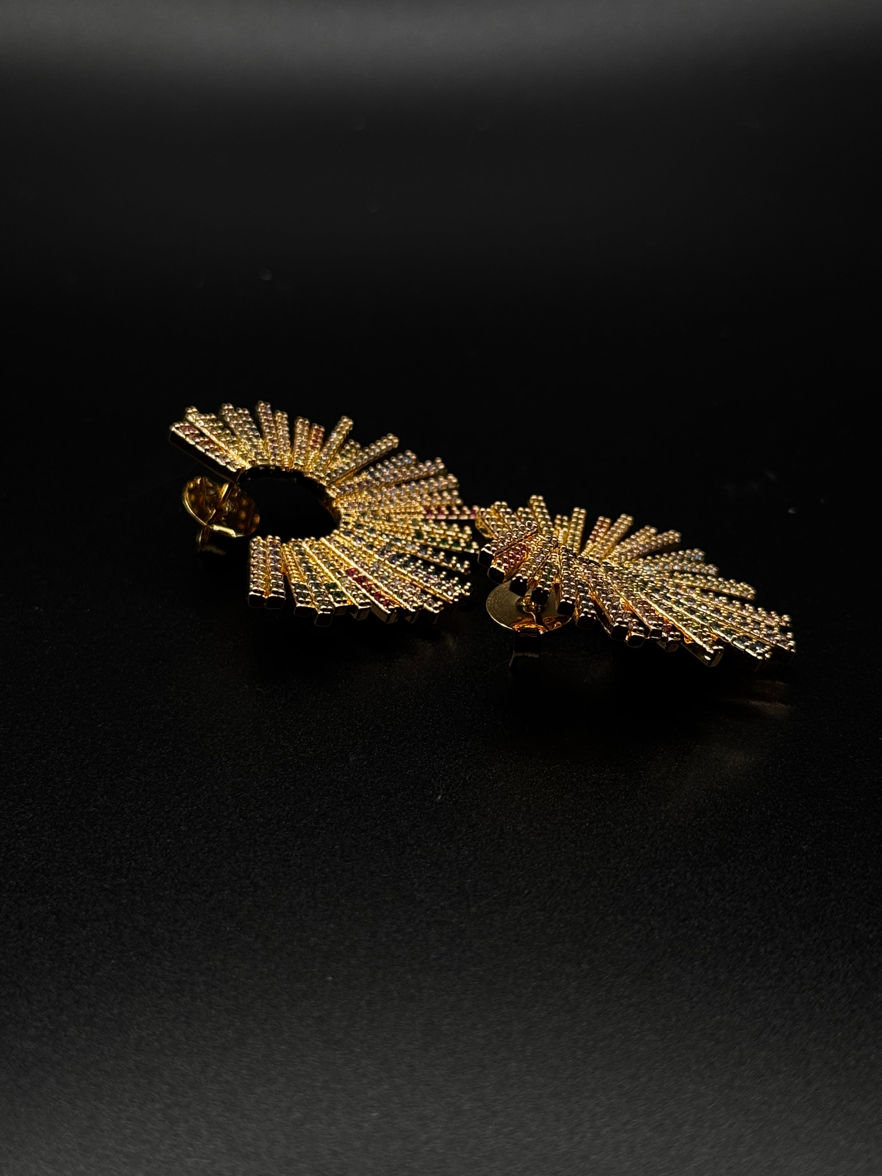 Earring plated in 18k gold, encrusted with multicolored zirconia stones