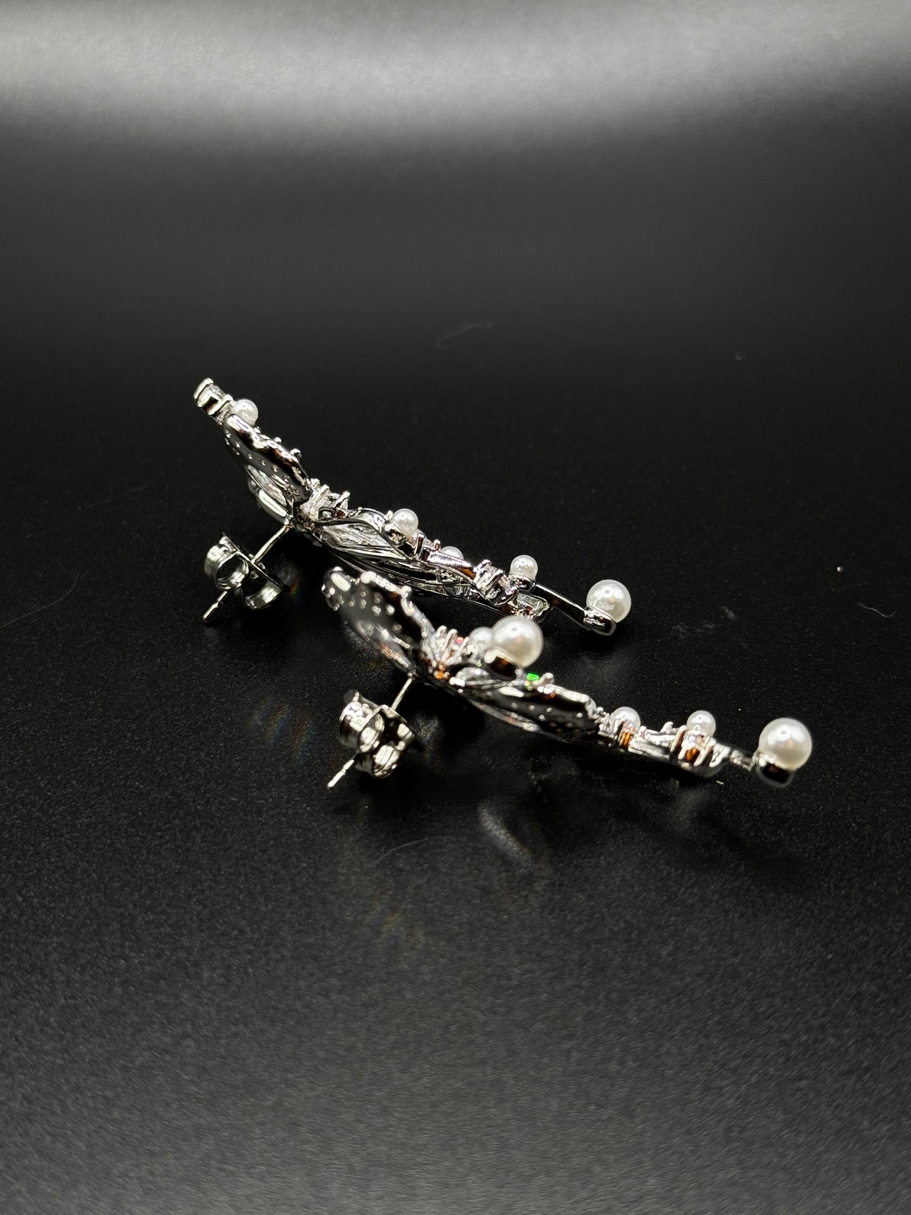 Floral shaped earrings encrusted with clear zirconia and pearl details