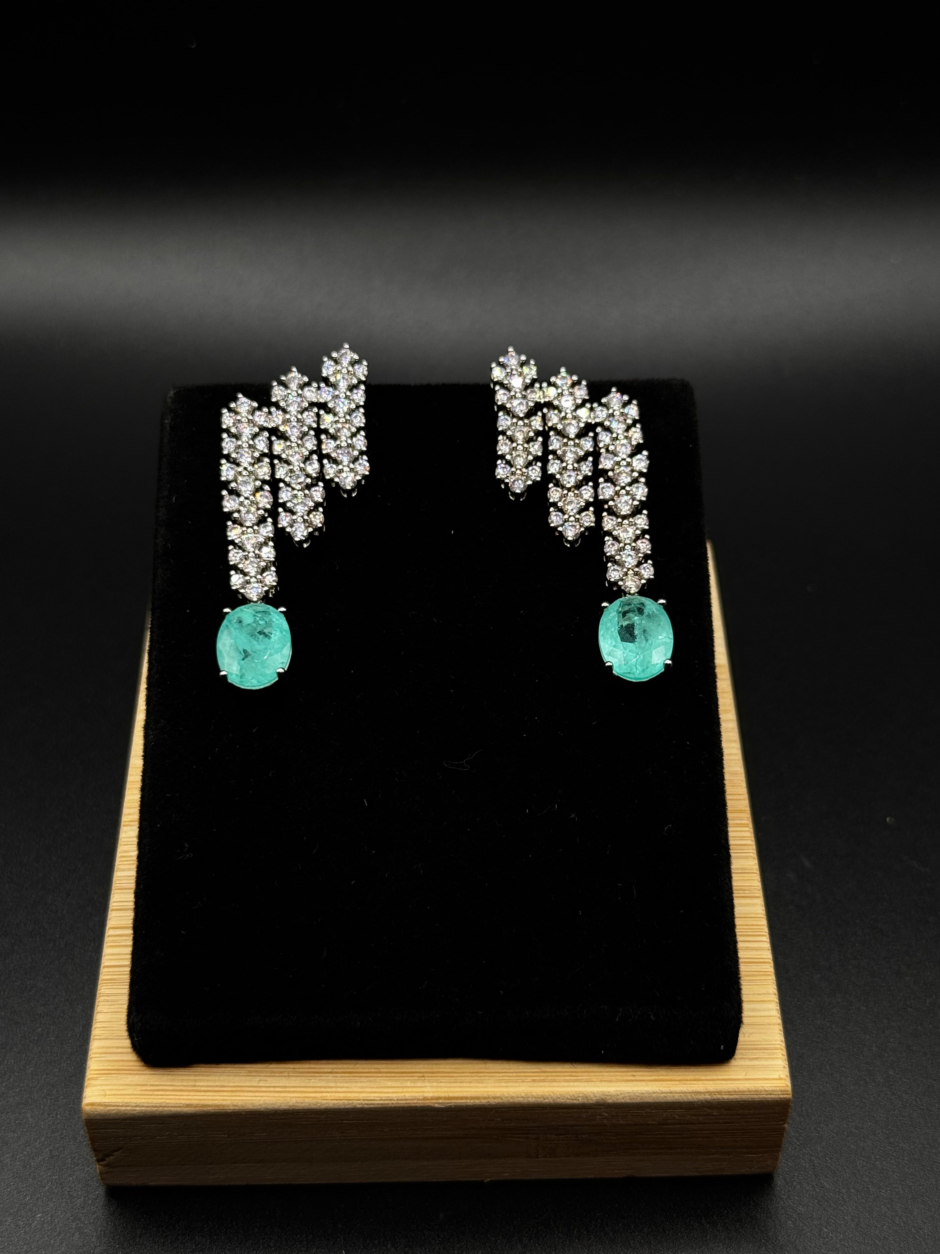 Ear cuff in clear crystal zirconia with a Colombian emerald green fusion stone detail