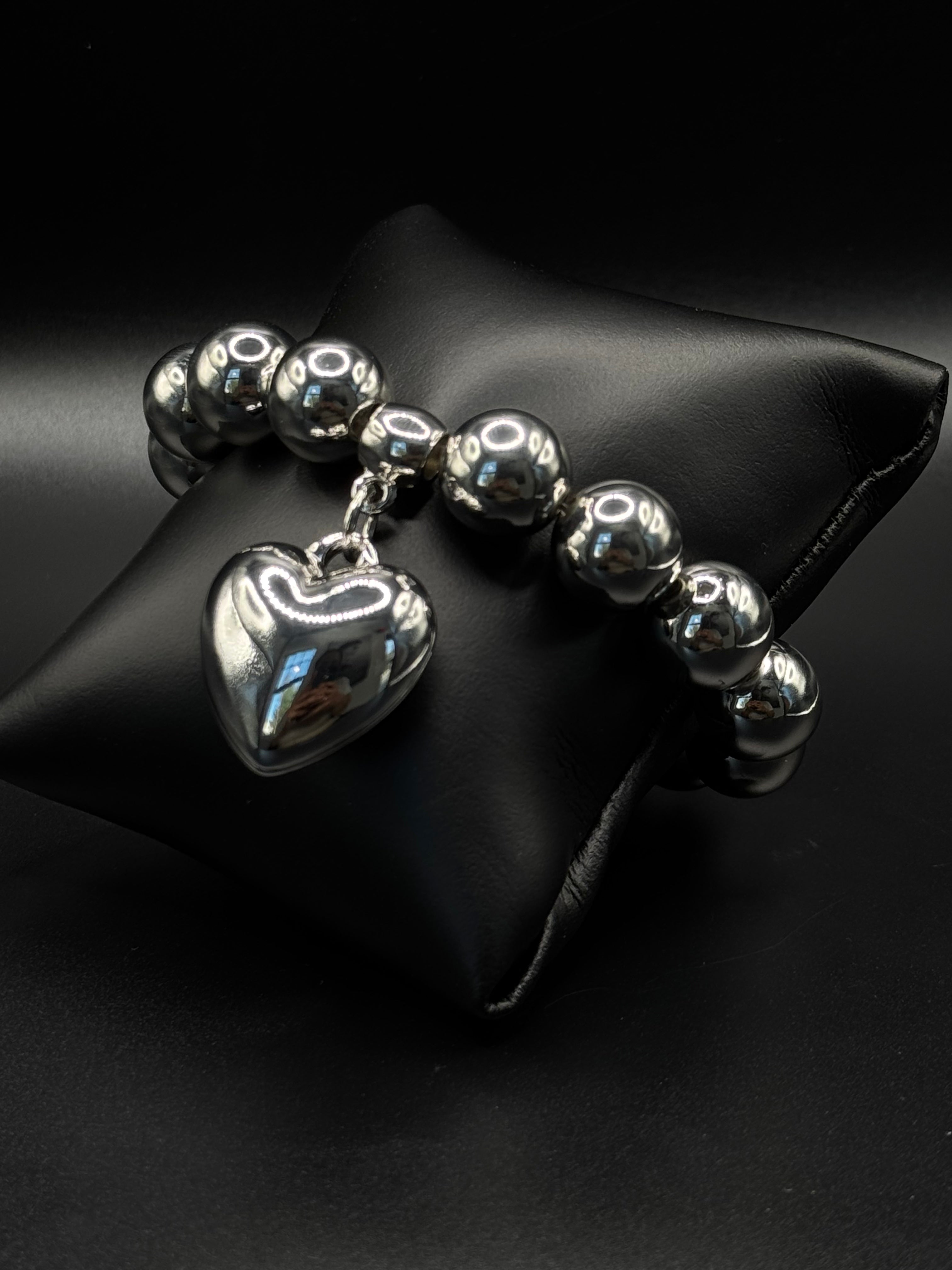 18k gold plated beaded bracelet featuring a delicate heart pendant