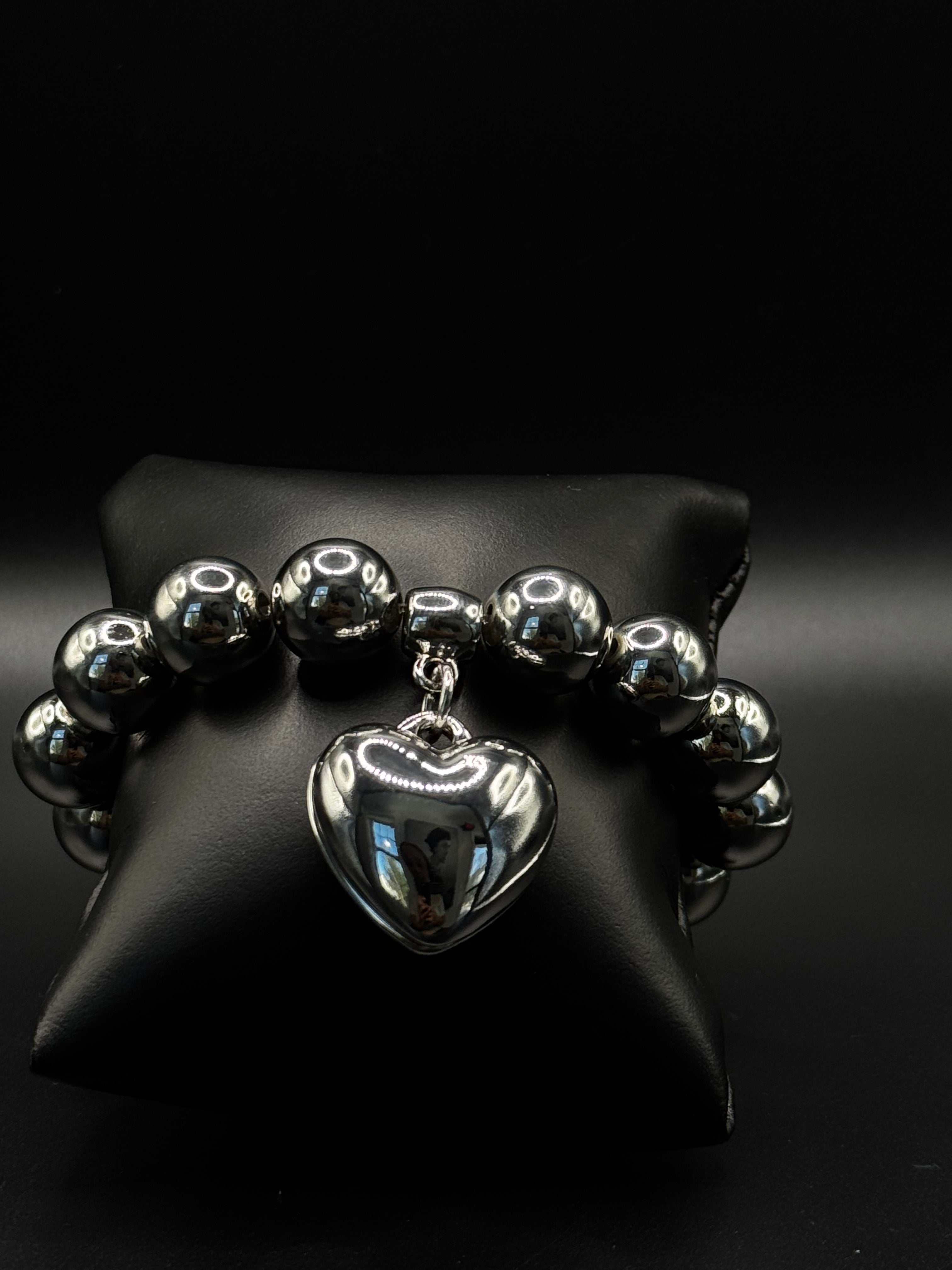 18k gold plated beaded bracelet featuring a delicate heart pendant