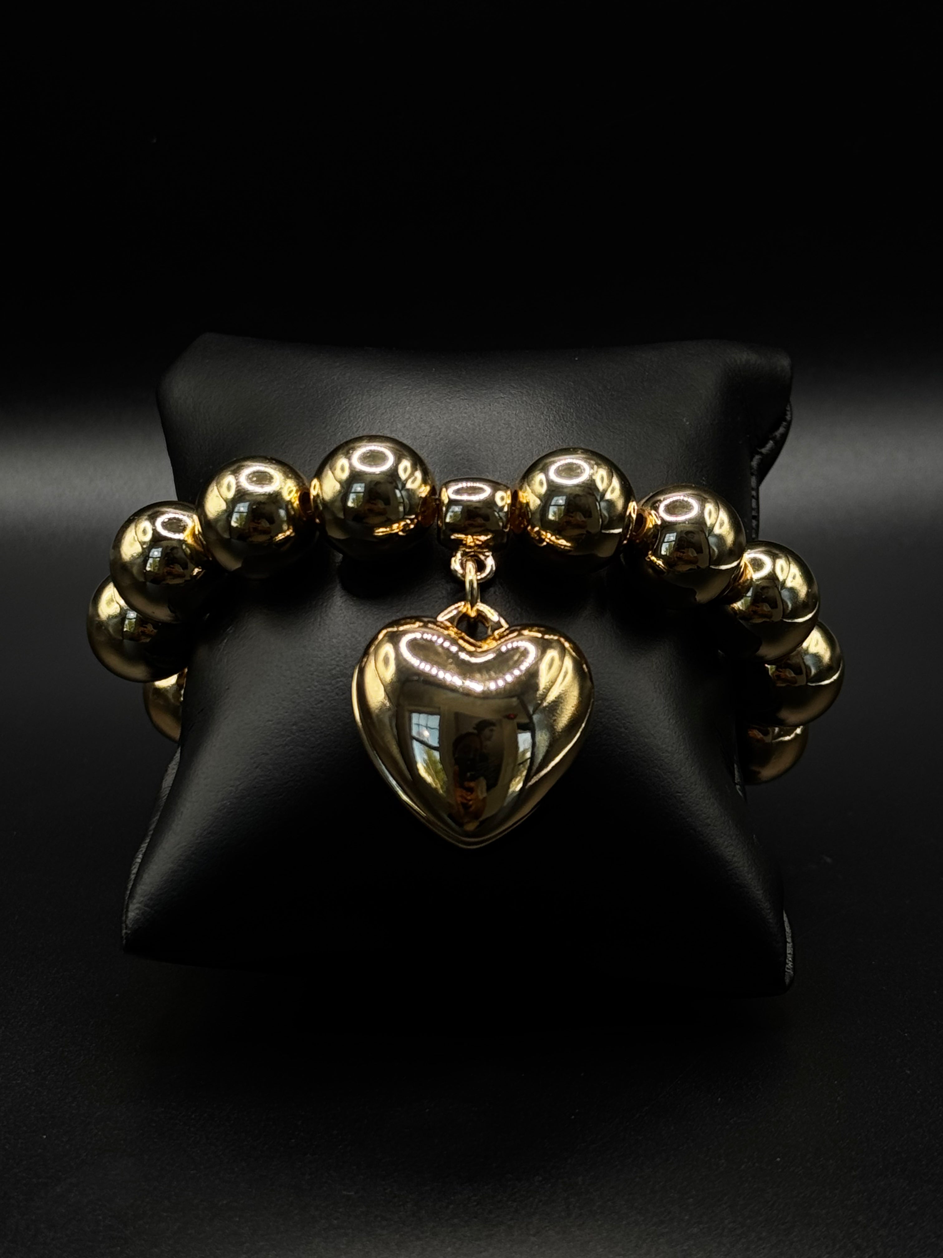 18k gold plated beaded bracelet featuring a delicate heart pendant