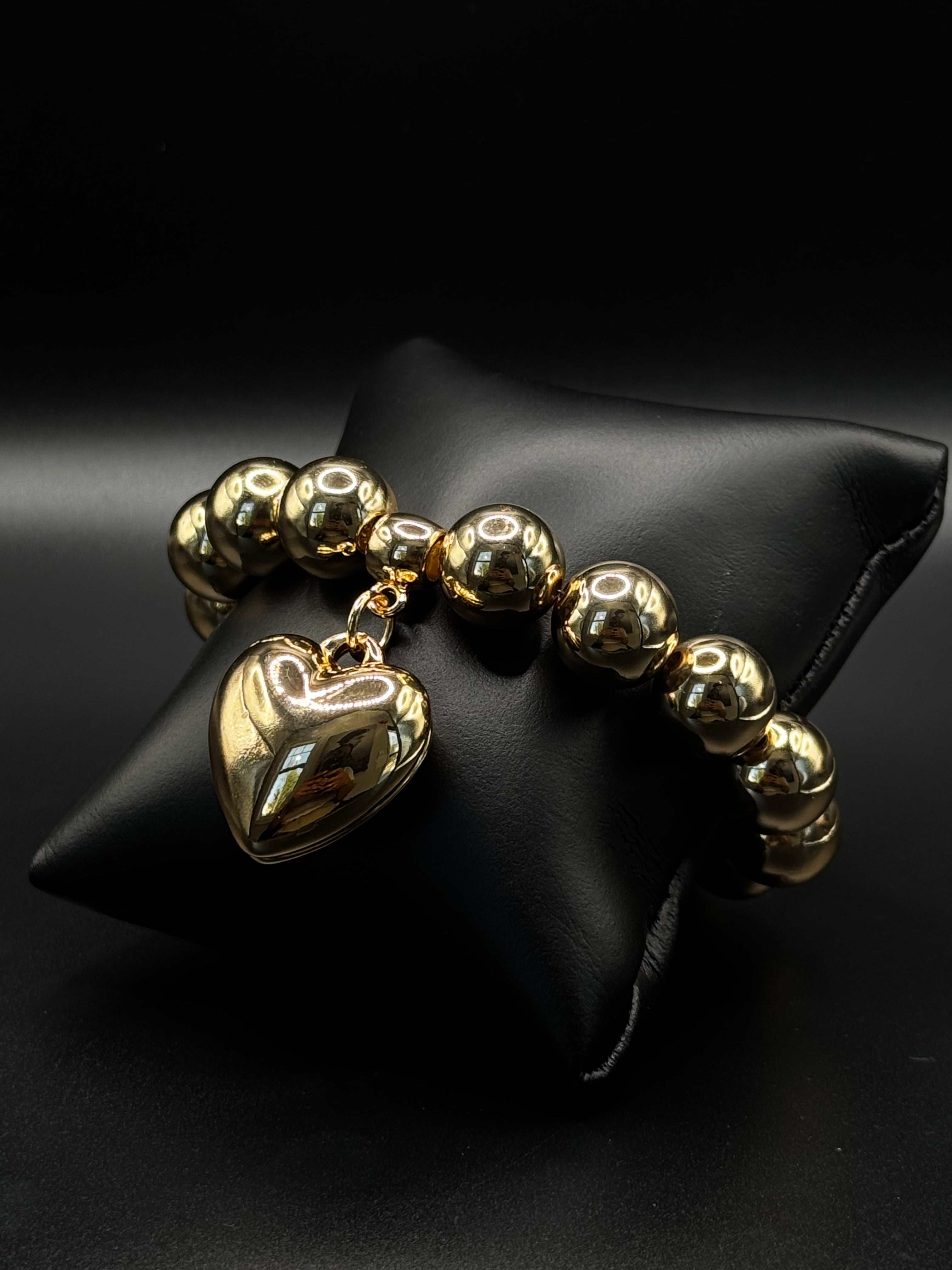 18k gold plated beaded bracelet featuring a delicate heart pendant