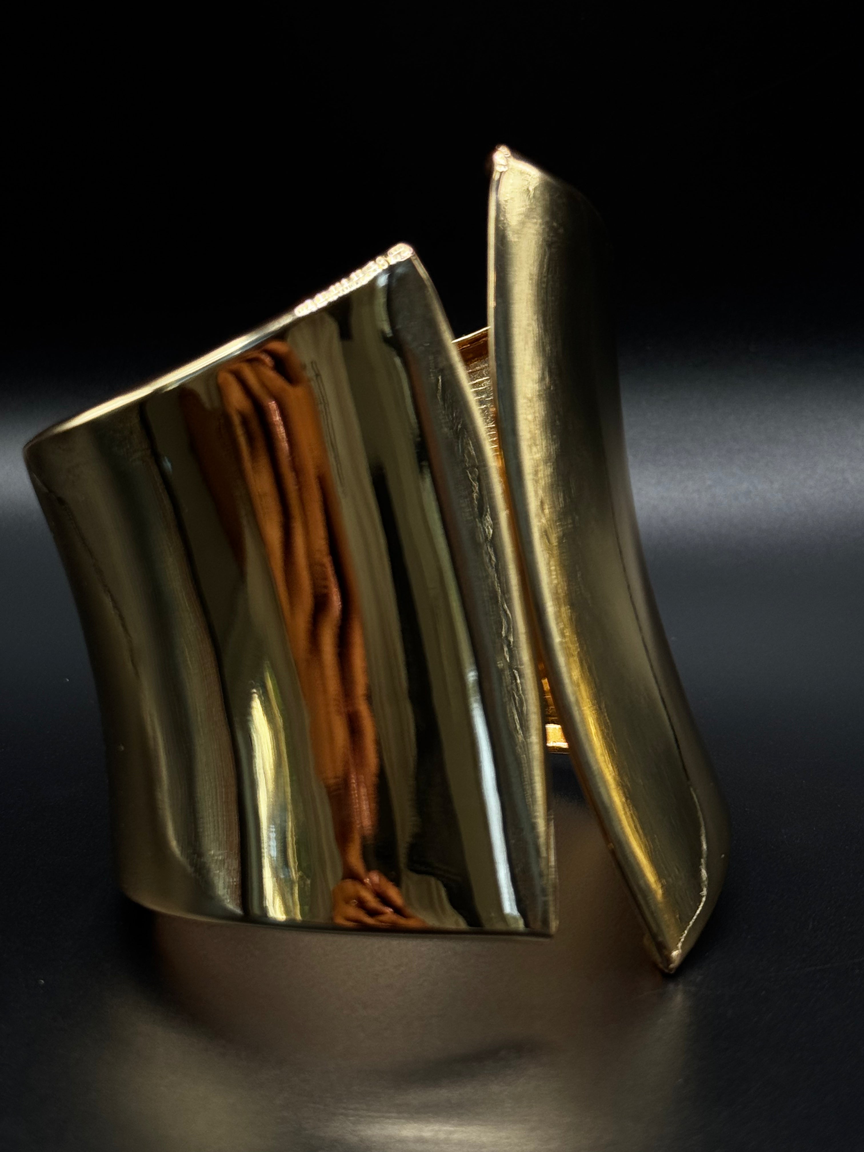 Maxi organic-shaped bracelet plated in 18k gold
