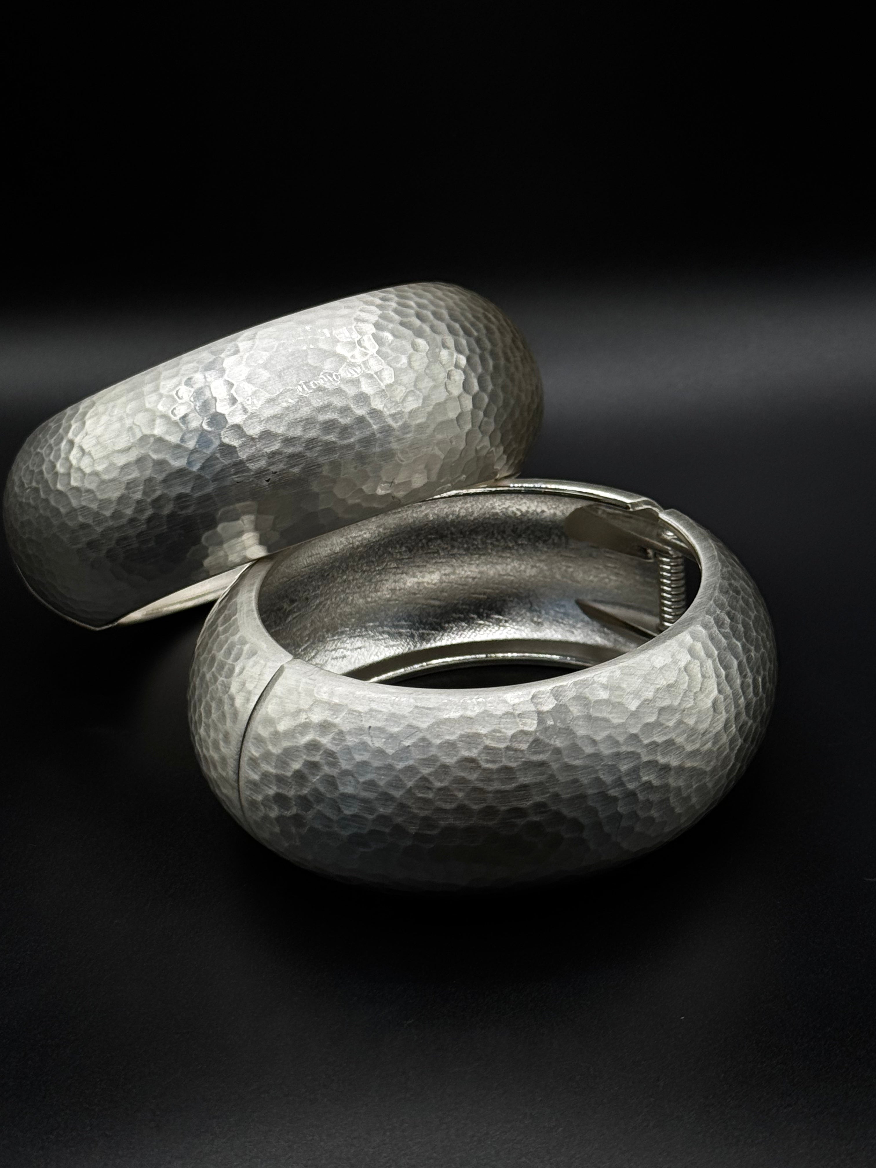Satin-finish organic-shaped bracelet plated in rhodium