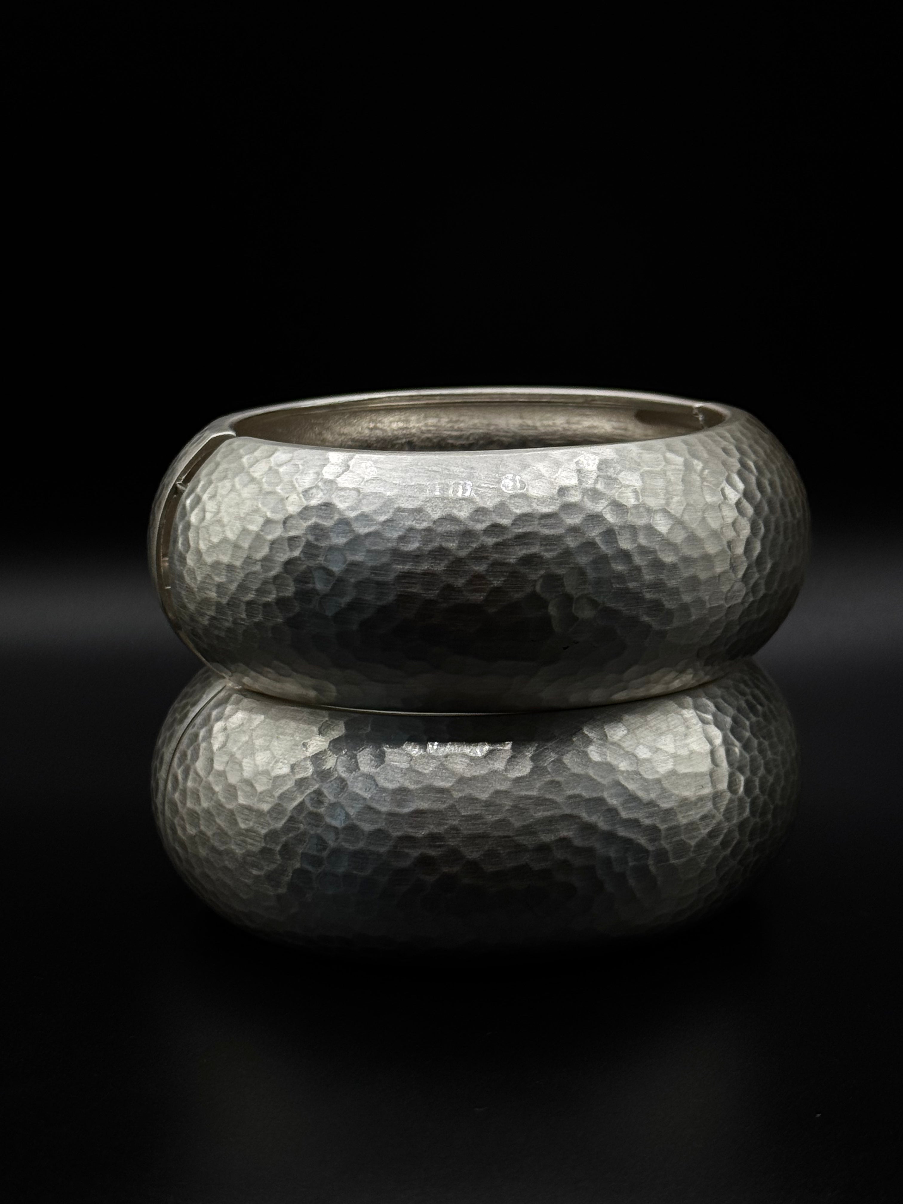 Satin-finish organic-shaped bracelet plated in rhodium