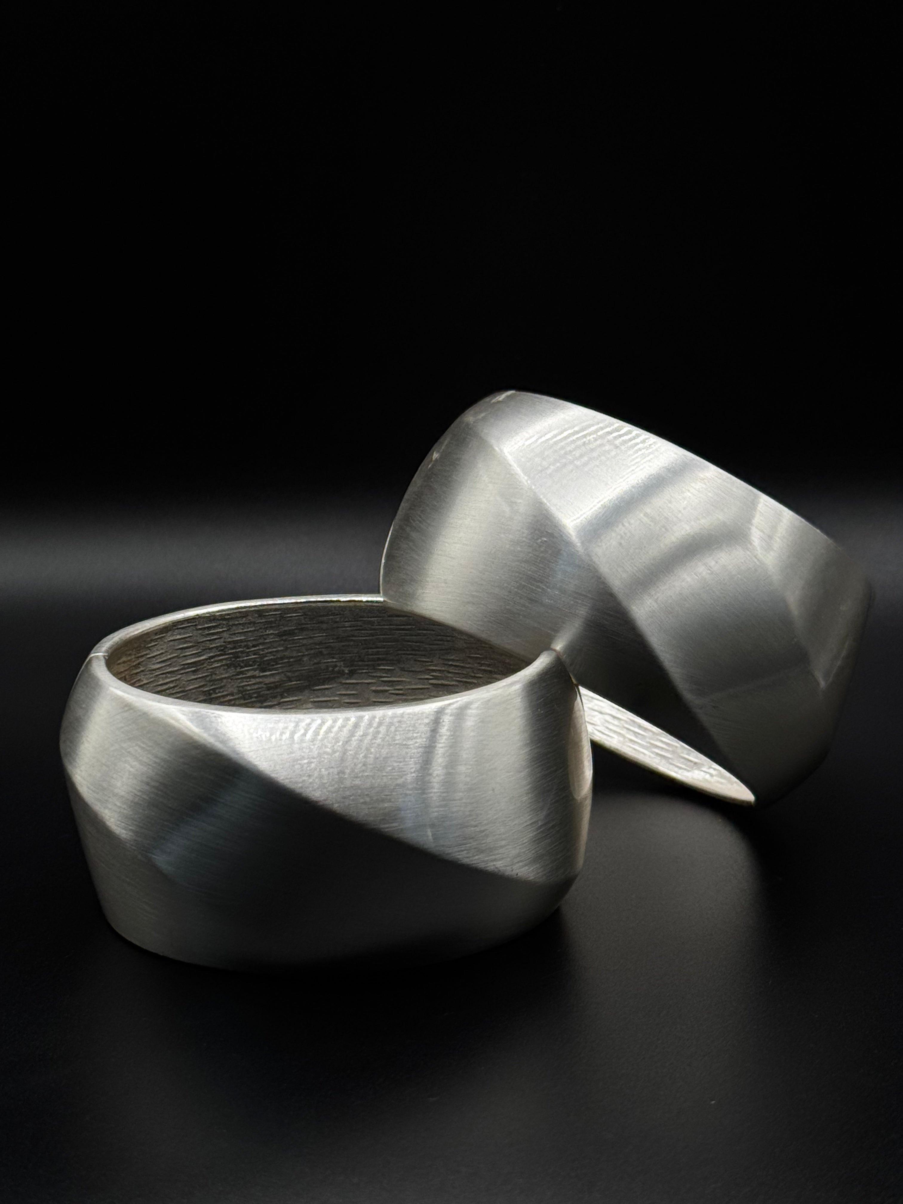 Satin-finish organic-shaped bracelet plated in rhodium