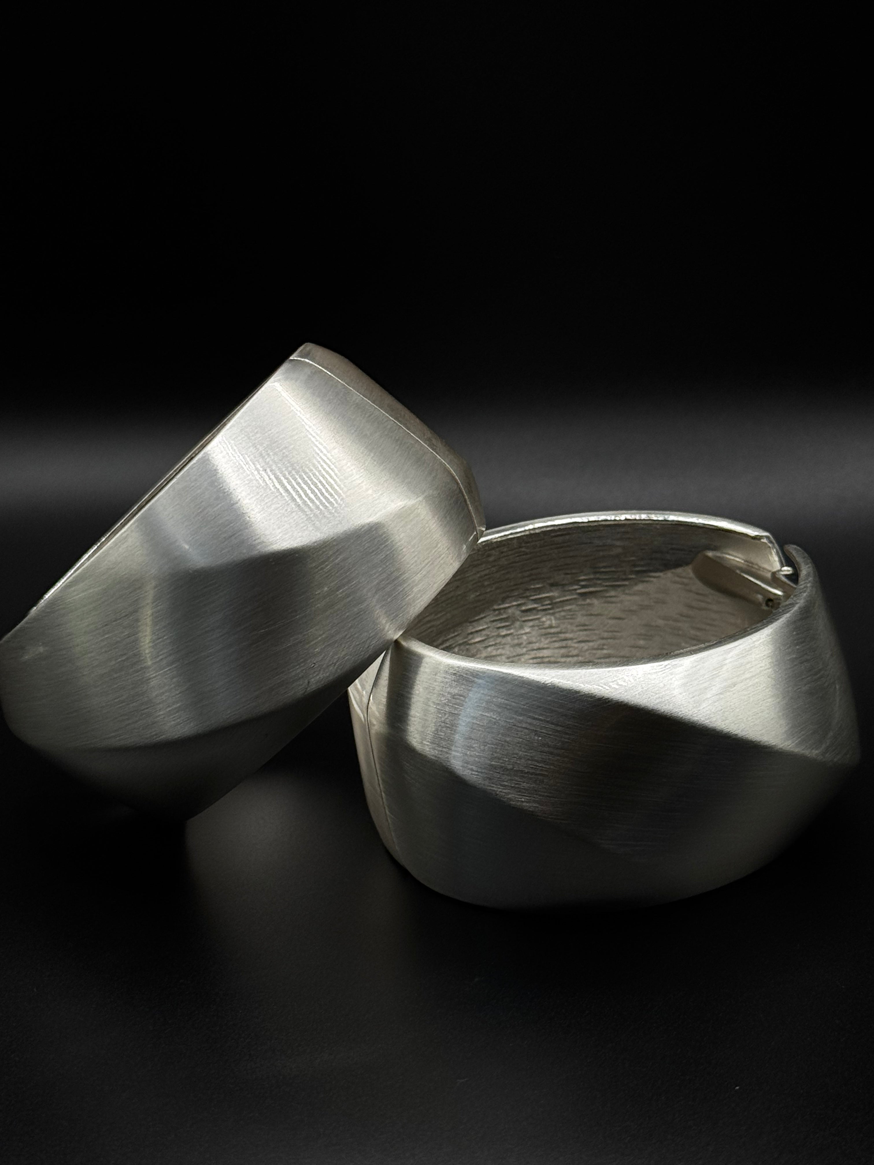 Satin-finish organic-shaped bracelet plated in rhodium
