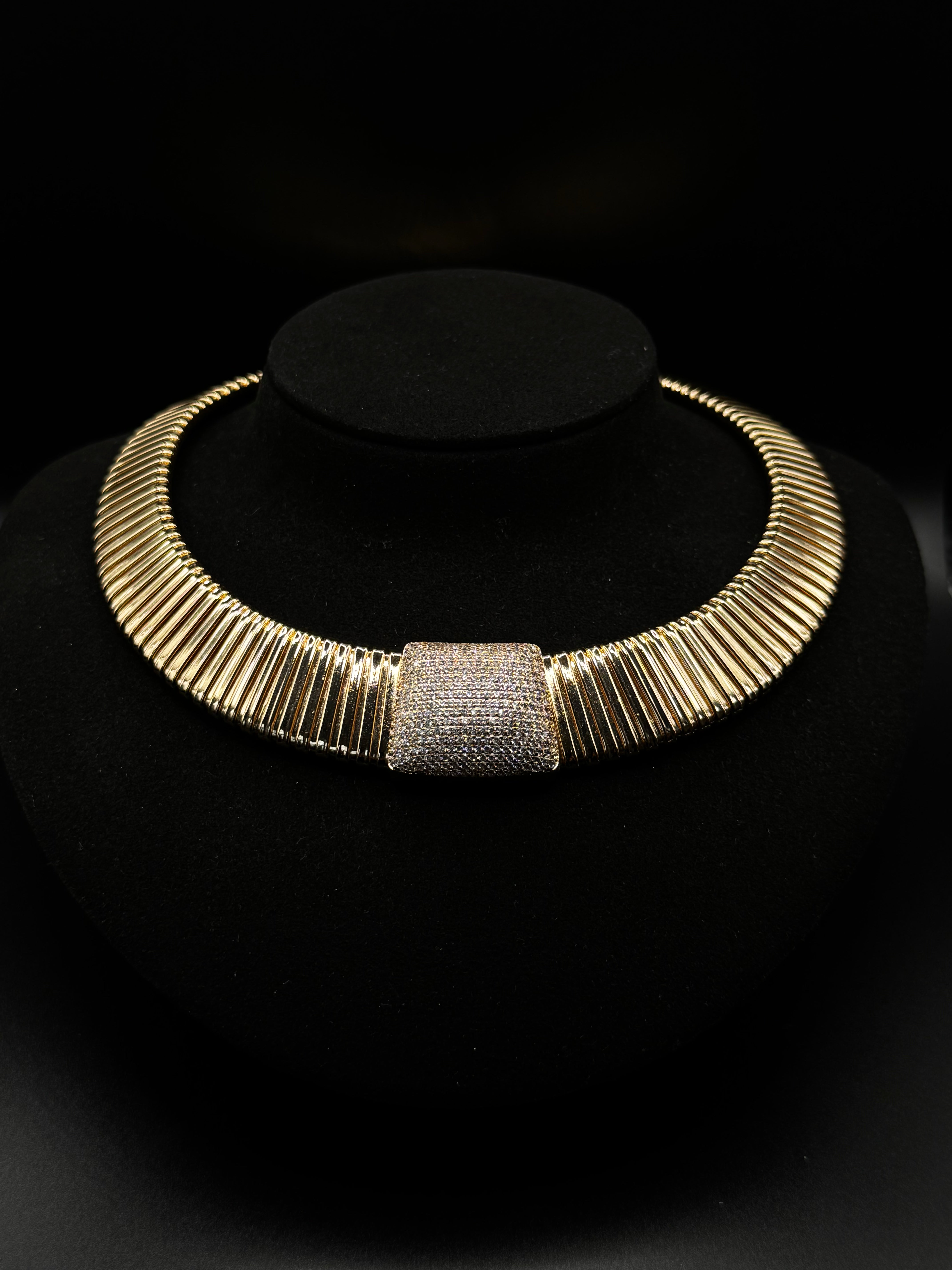 18k gold-plated choker with a front detail encrusted with clear zirconia.