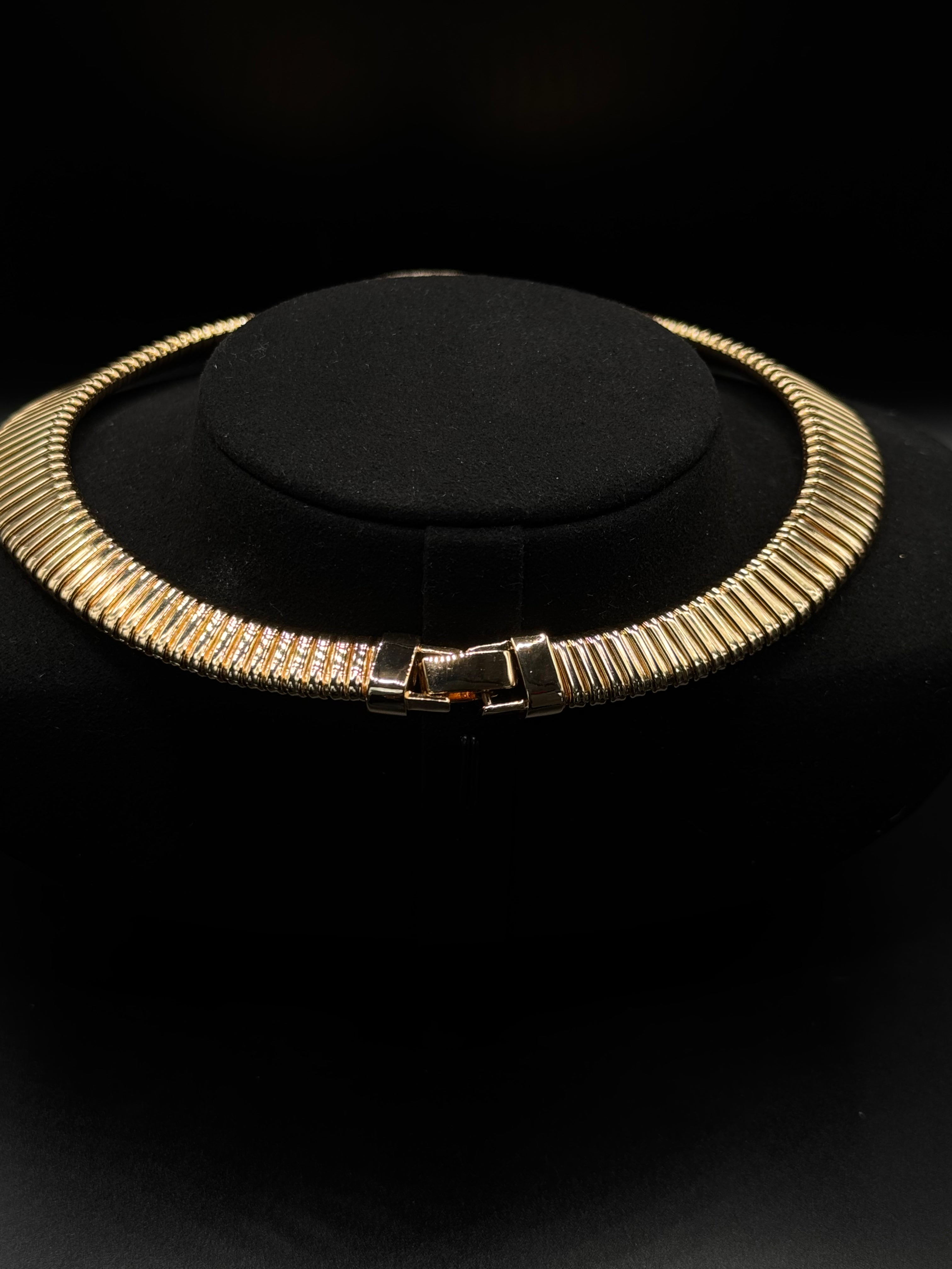 18k gold-plated choker with a front detail encrusted with clear zirconia.