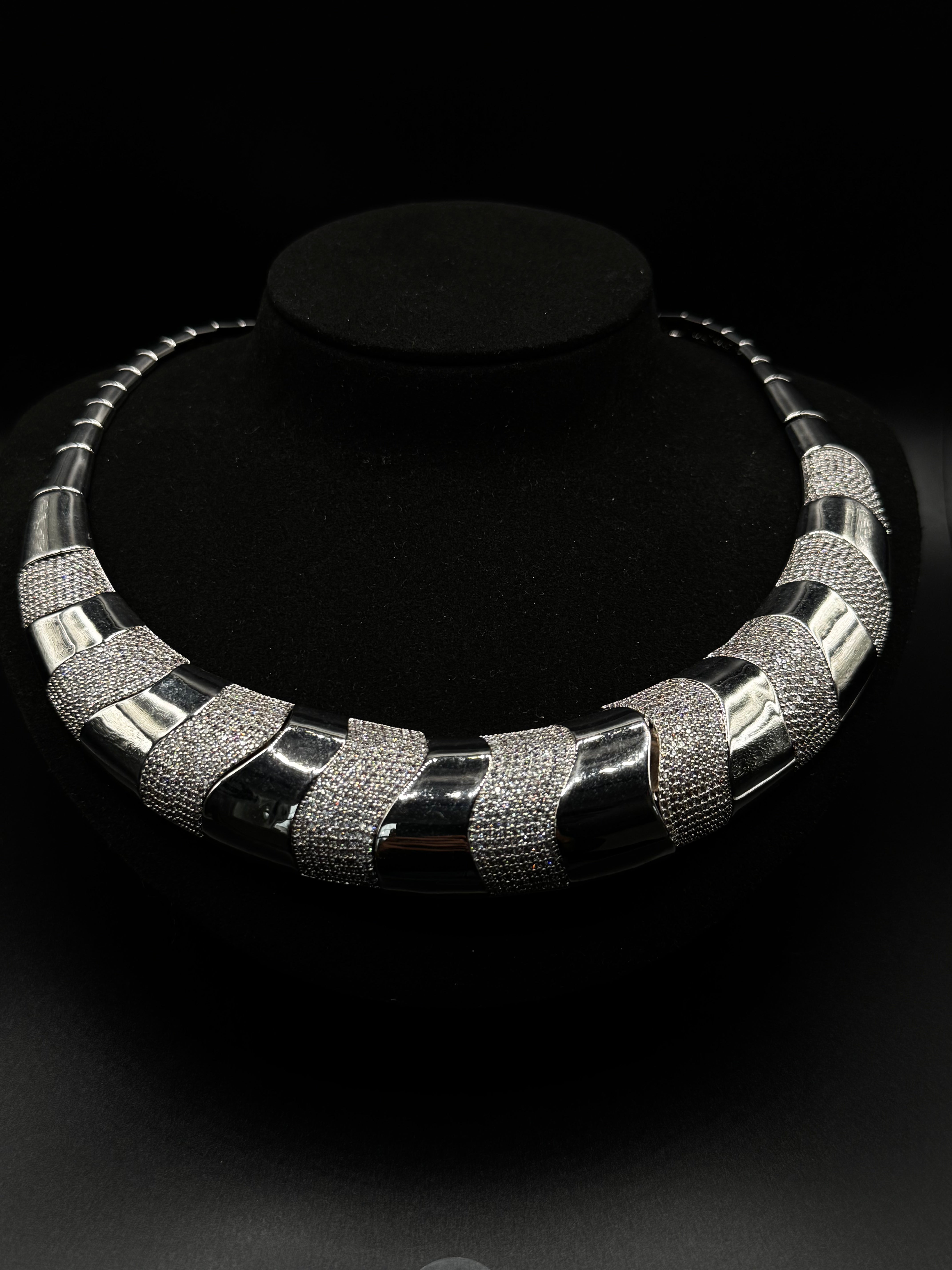 Rhodium-plated choker featuring exquisite details encrusted with clear zirconia