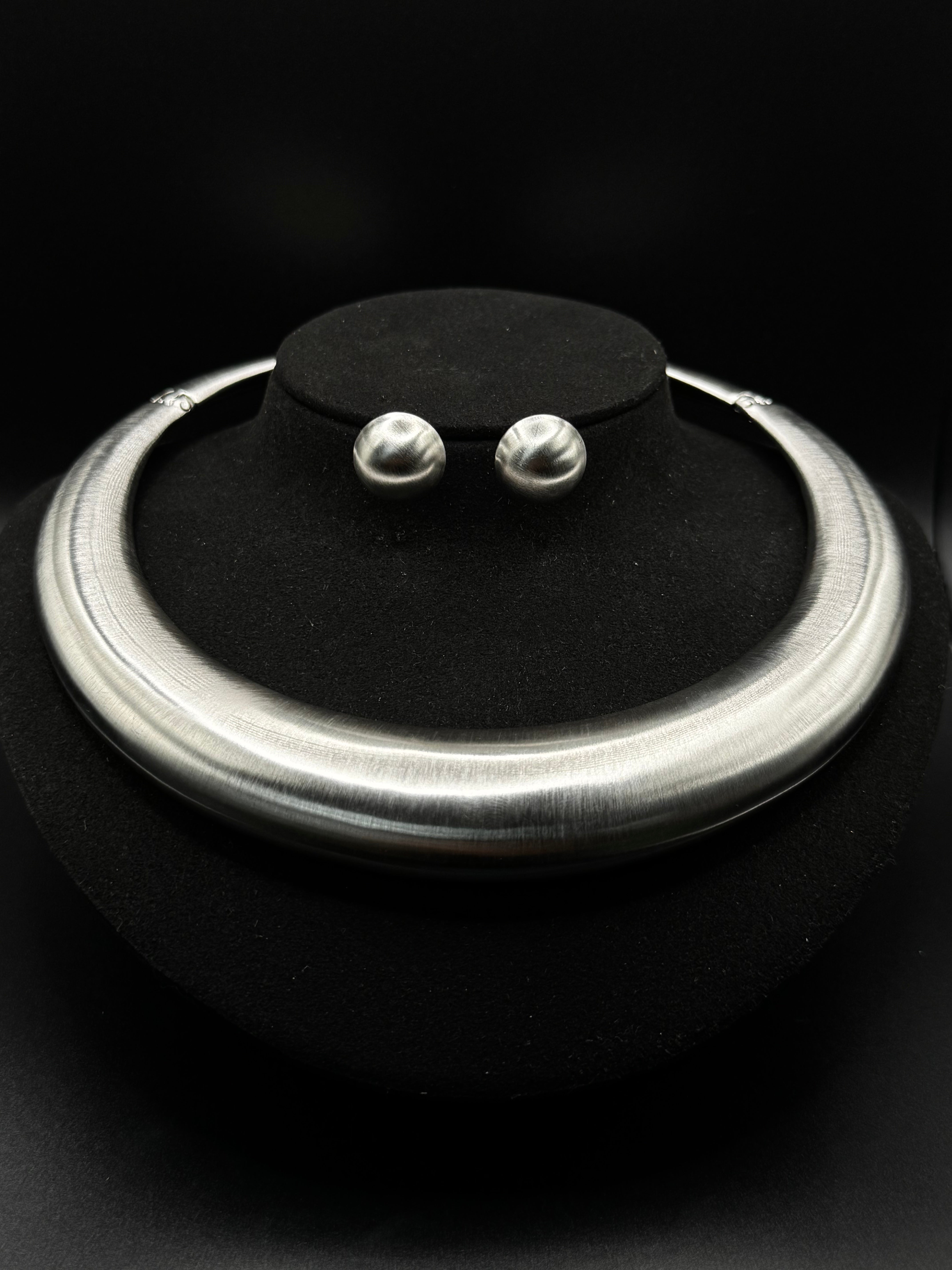 Satin-finish rhodium-plated choker set