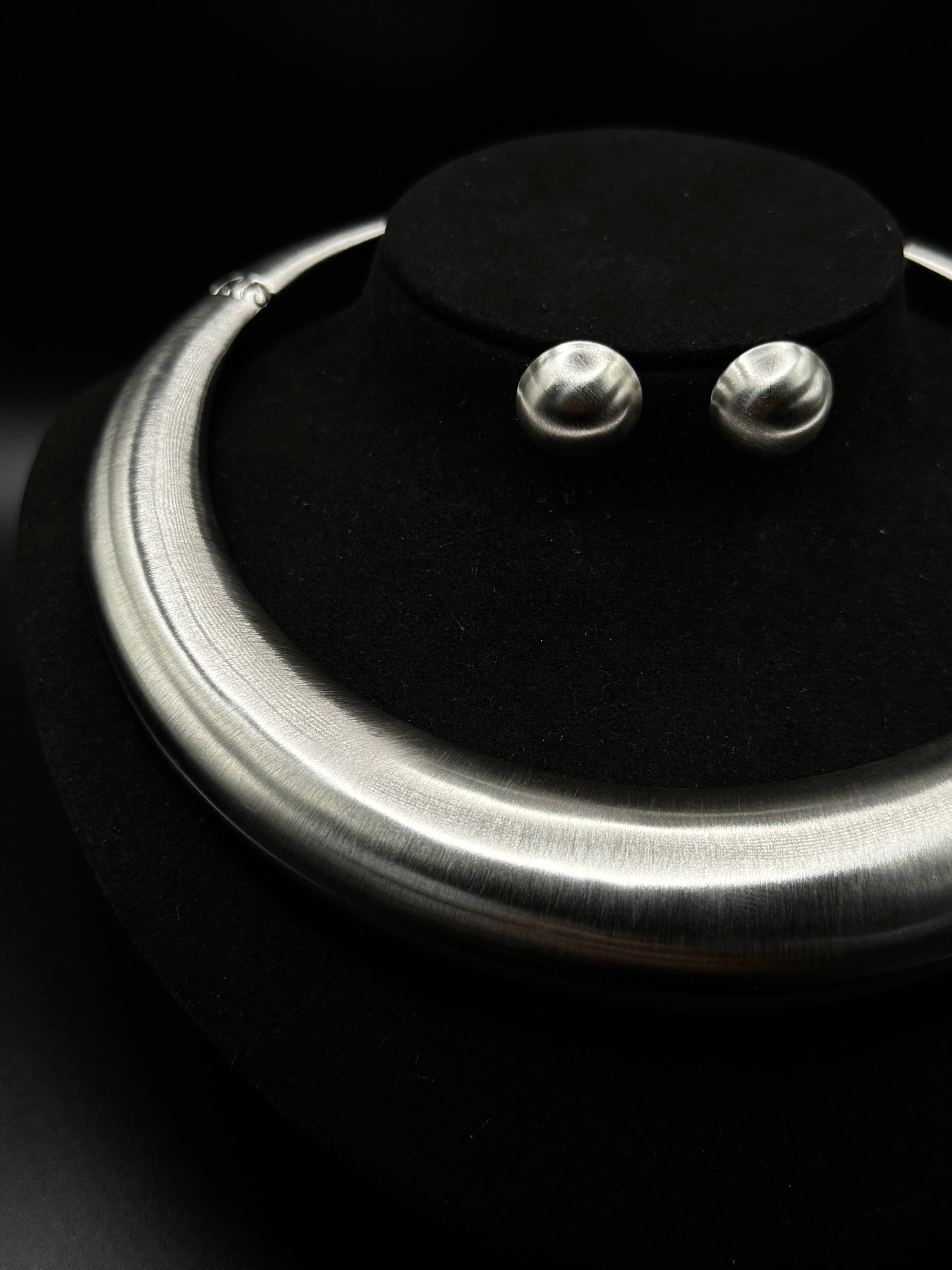 Satin-finish rhodium-plated choker set