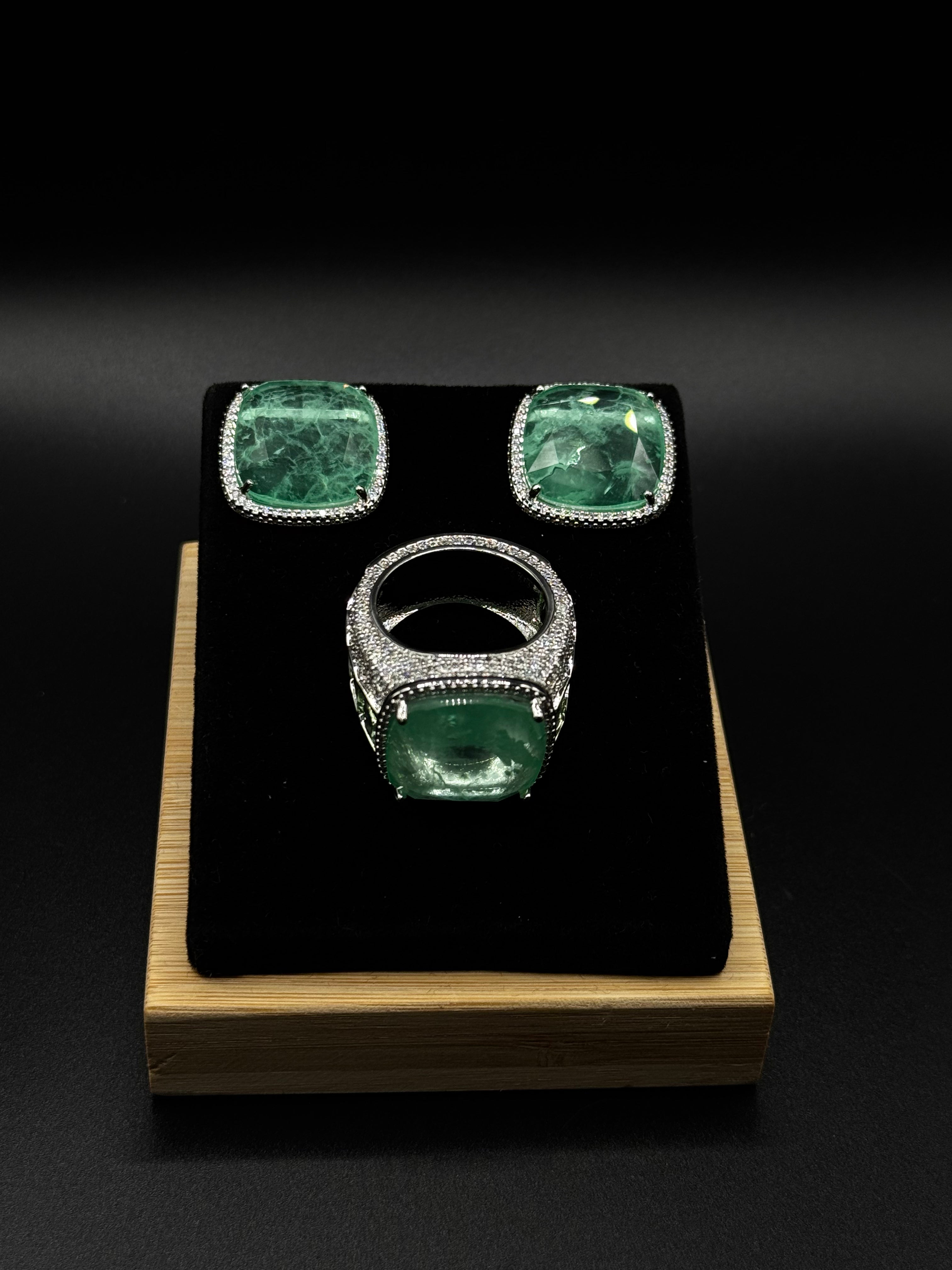 Luxury set in 18k gold plating, encrusted with crystal zirconia and featuring a greenery fusion stone.